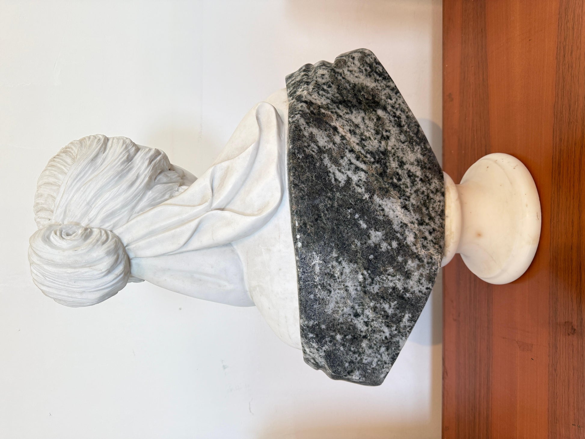 Busto romantico italiano di donna con rosa anni '70