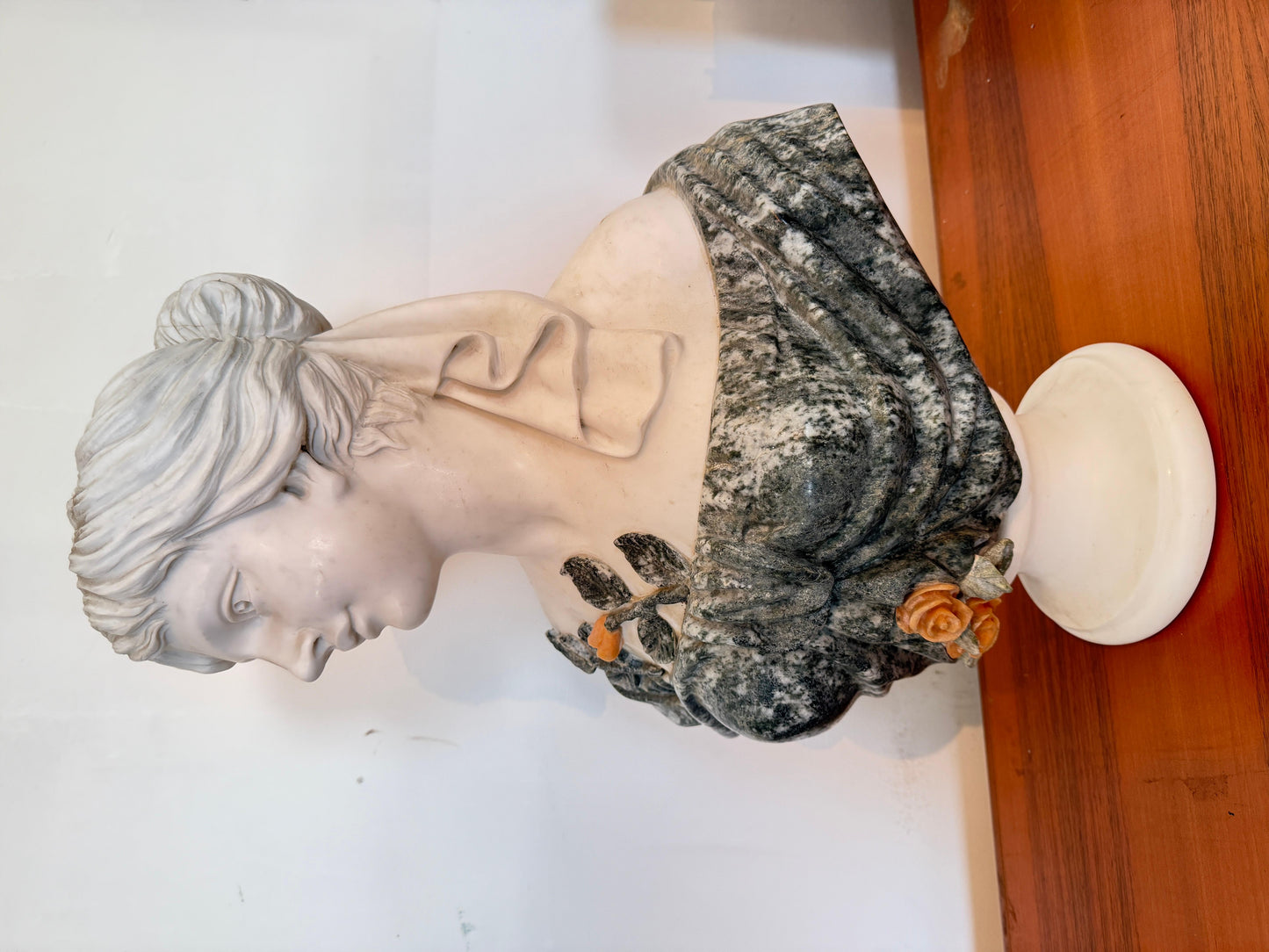 Busto romantico italiano di donna con rosa anni '70