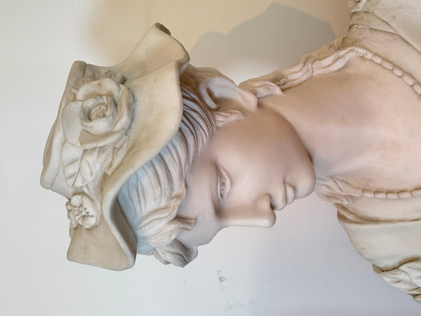 Busto in marmo raffigurante donna di classe con cappello, XX secolo italia