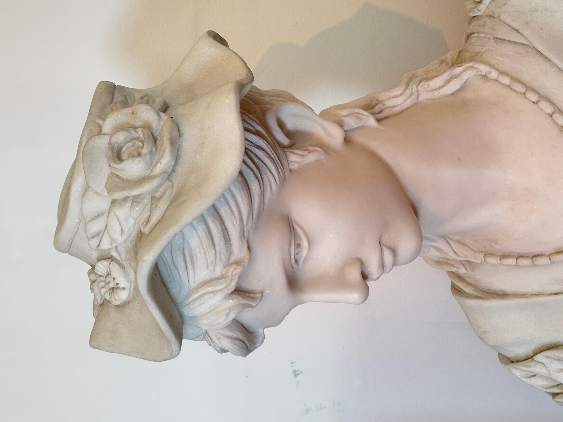 Busto in marmo raffigurante donna di classe con cappello, XX secolo italia