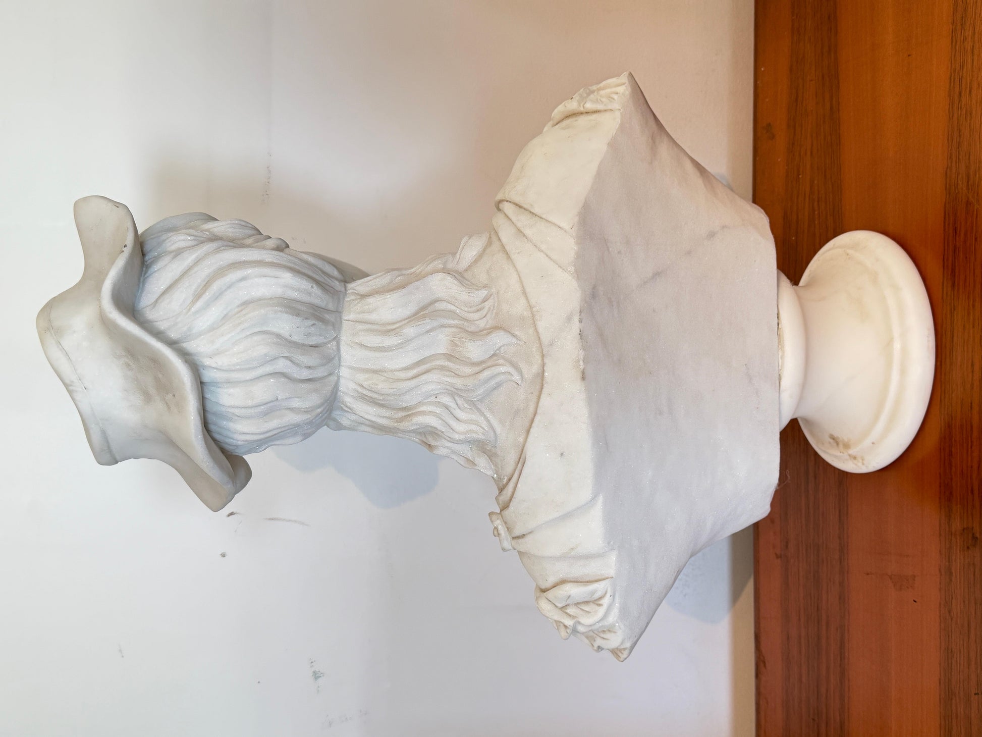 Busto in marmo raffigurante donna di classe con cappello, XX secolo italia