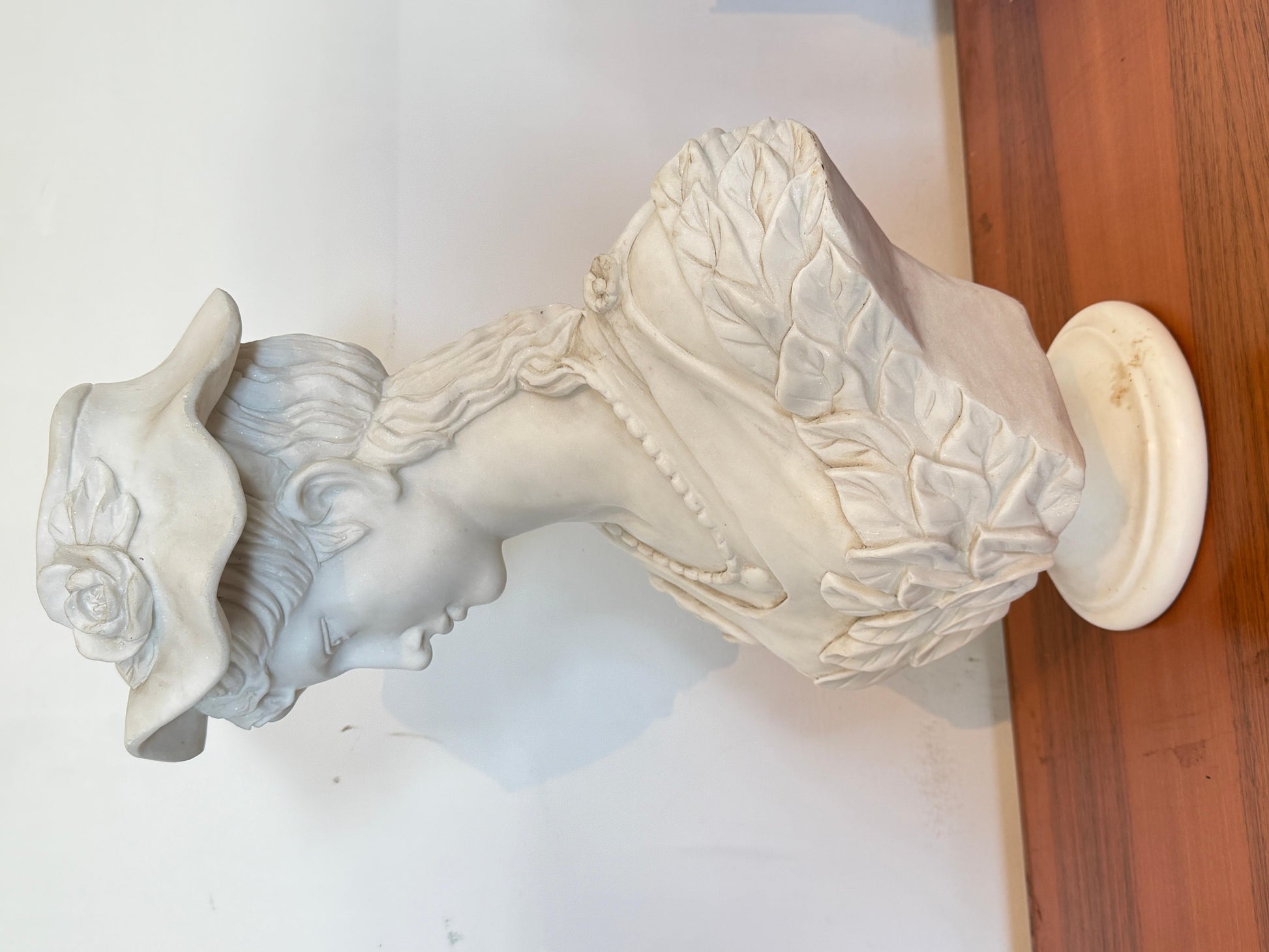 Busto in marmo raffigurante donna di classe con cappello, XX secolo italia