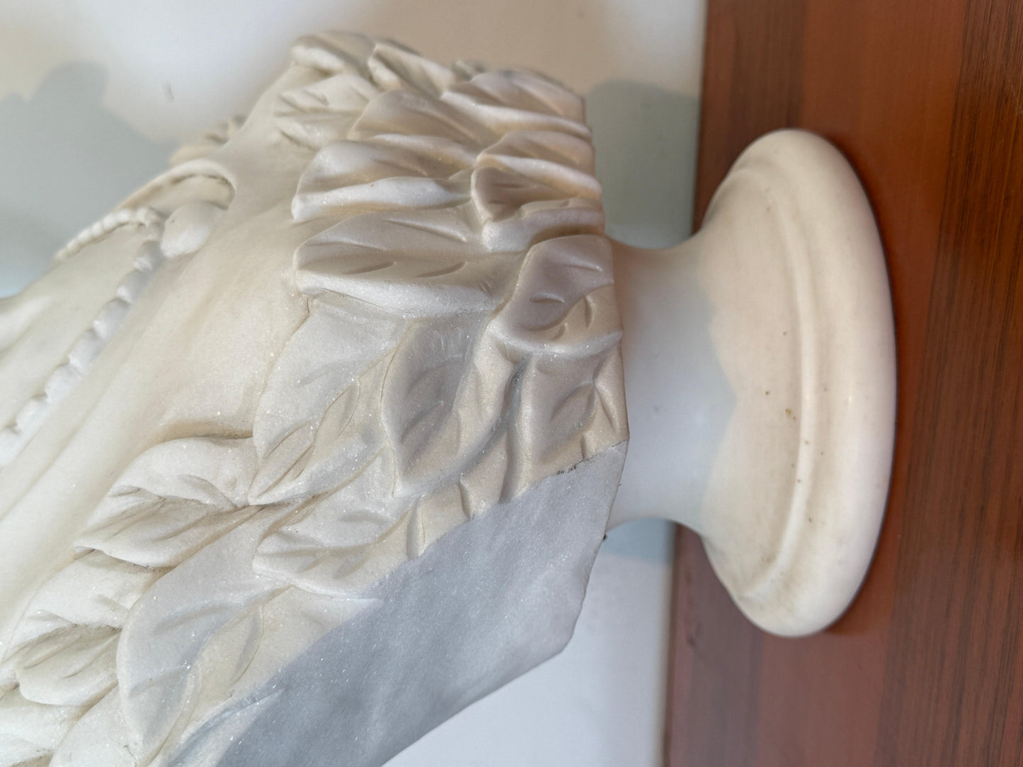 Busto in marmo raffigurante donna di classe con cappello, XX secolo italia