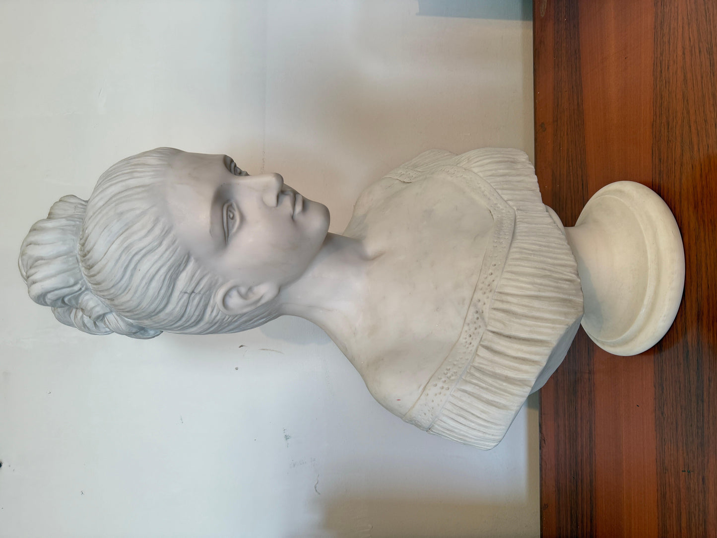 Busto in marmo raffigurante signora italiana XX secolo