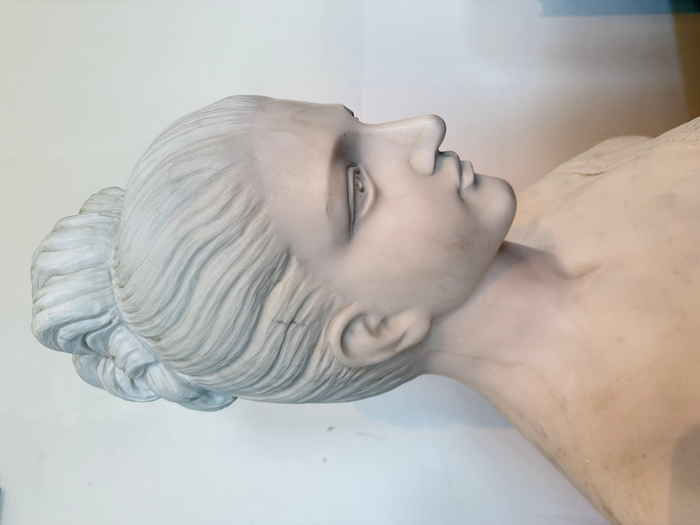 Busto in marmo raffigurante signora italiana XX secolo