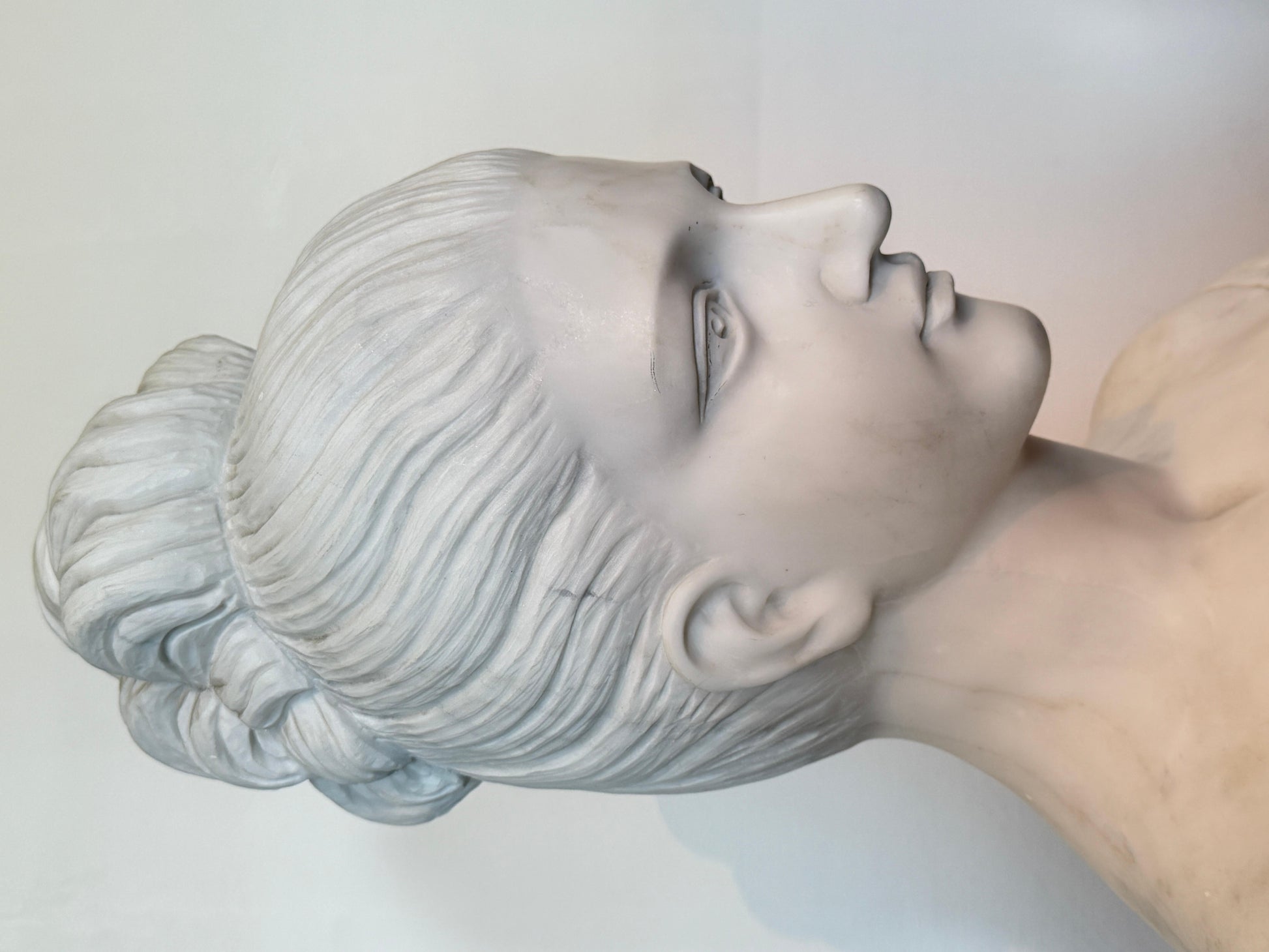 Busto in marmo raffigurante signora italiana XX secolo