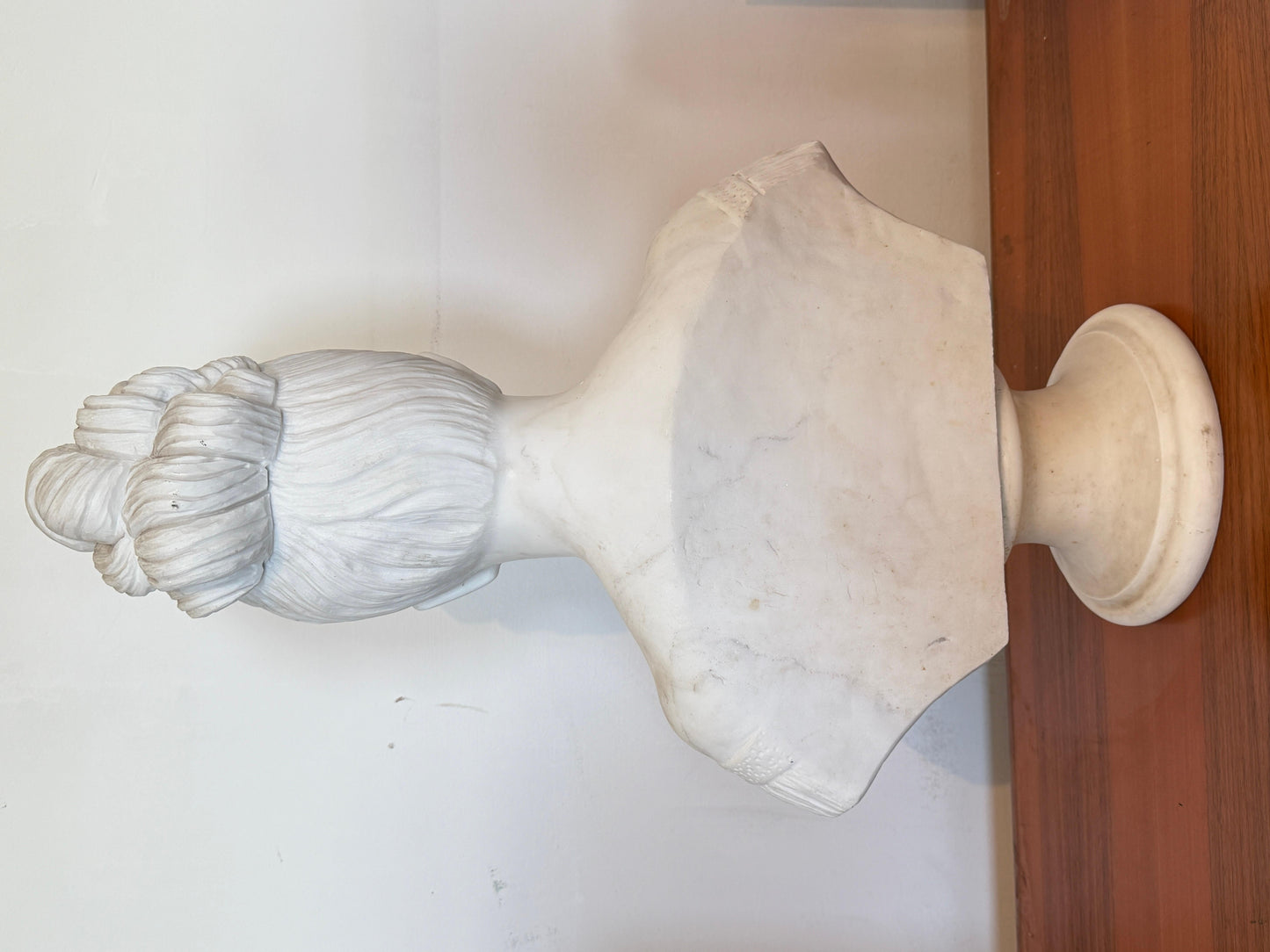 Busto in marmo raffigurante signora italiana XX secolo