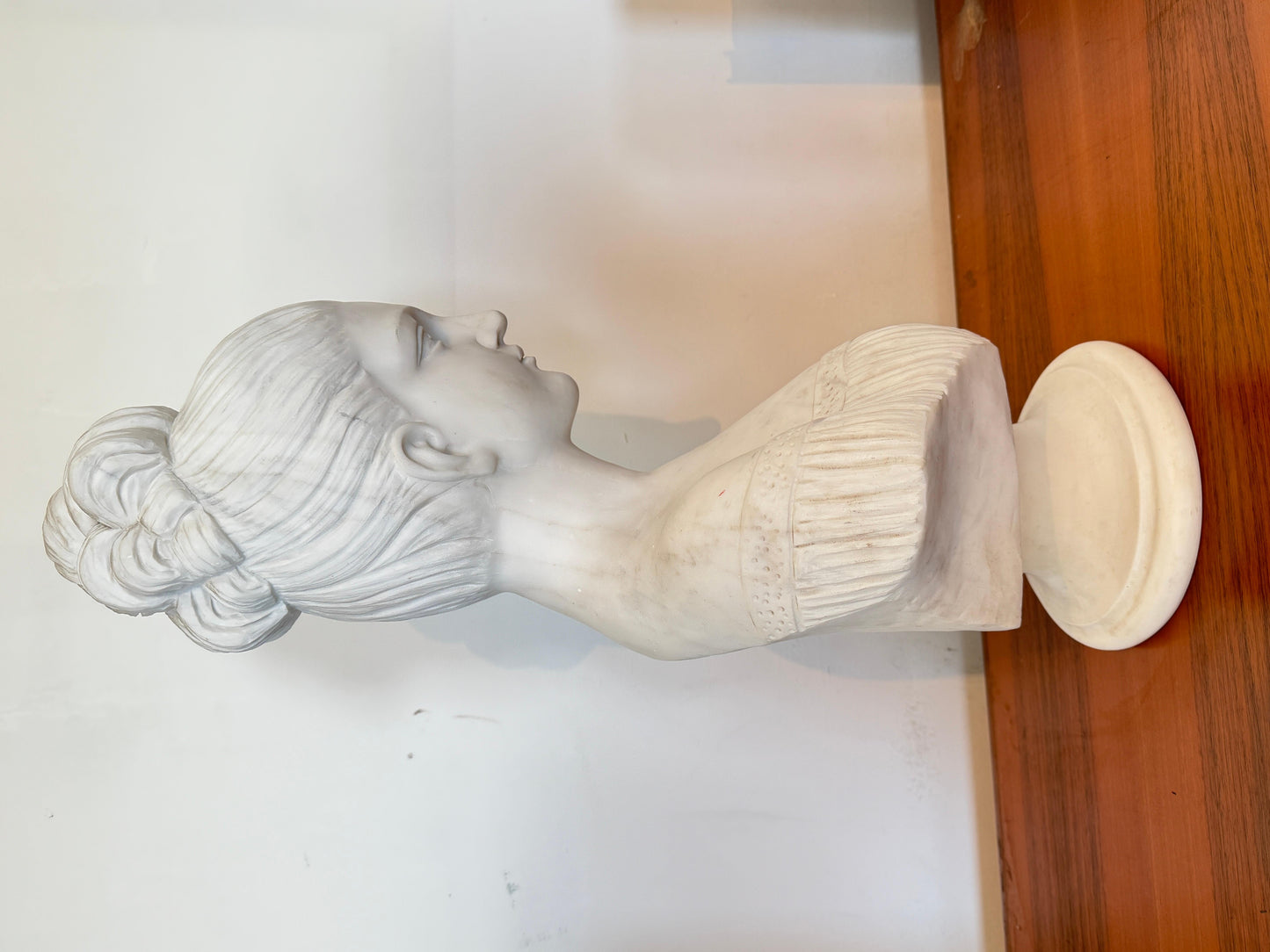 Busto in marmo raffigurante signora italiana XX secolo