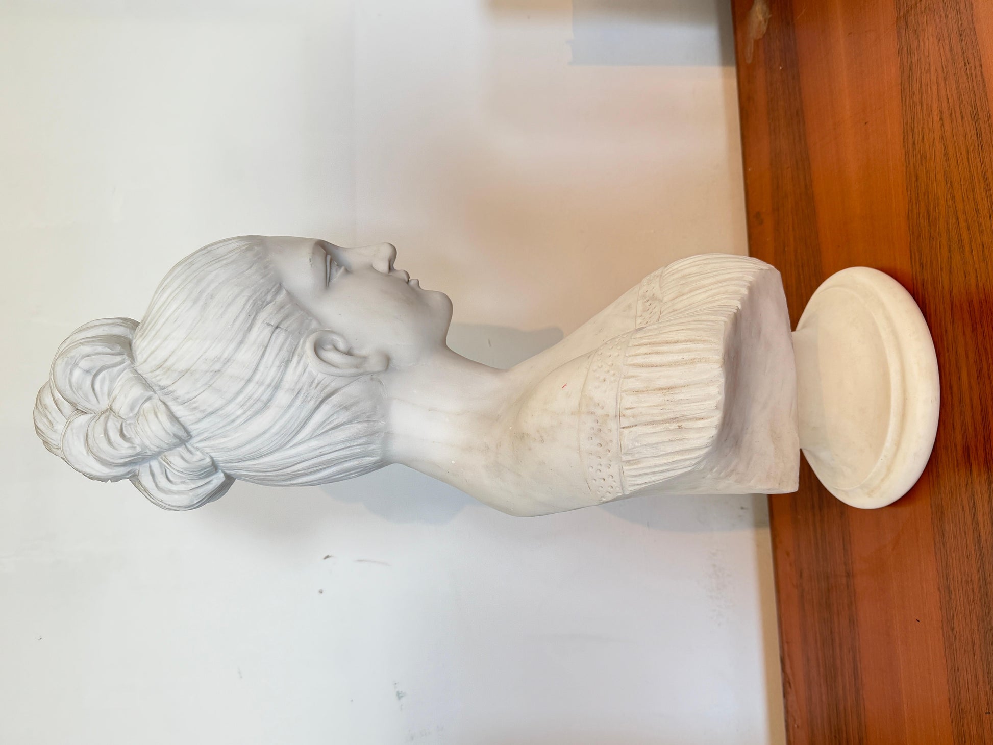 Busto in marmo raffigurante signora italiana XX secolo