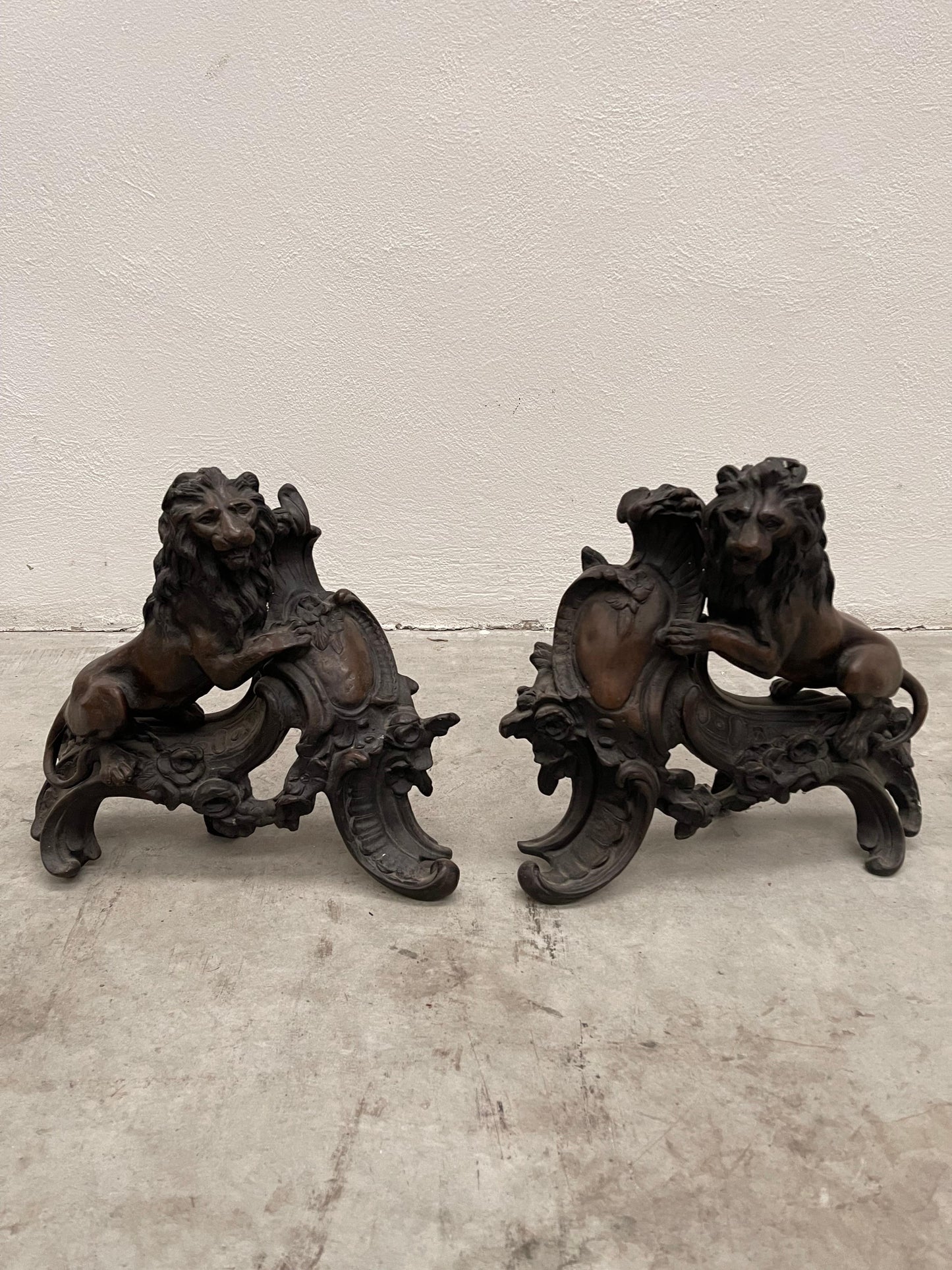 Chenet en forme de lion surmontant un écusson bronze