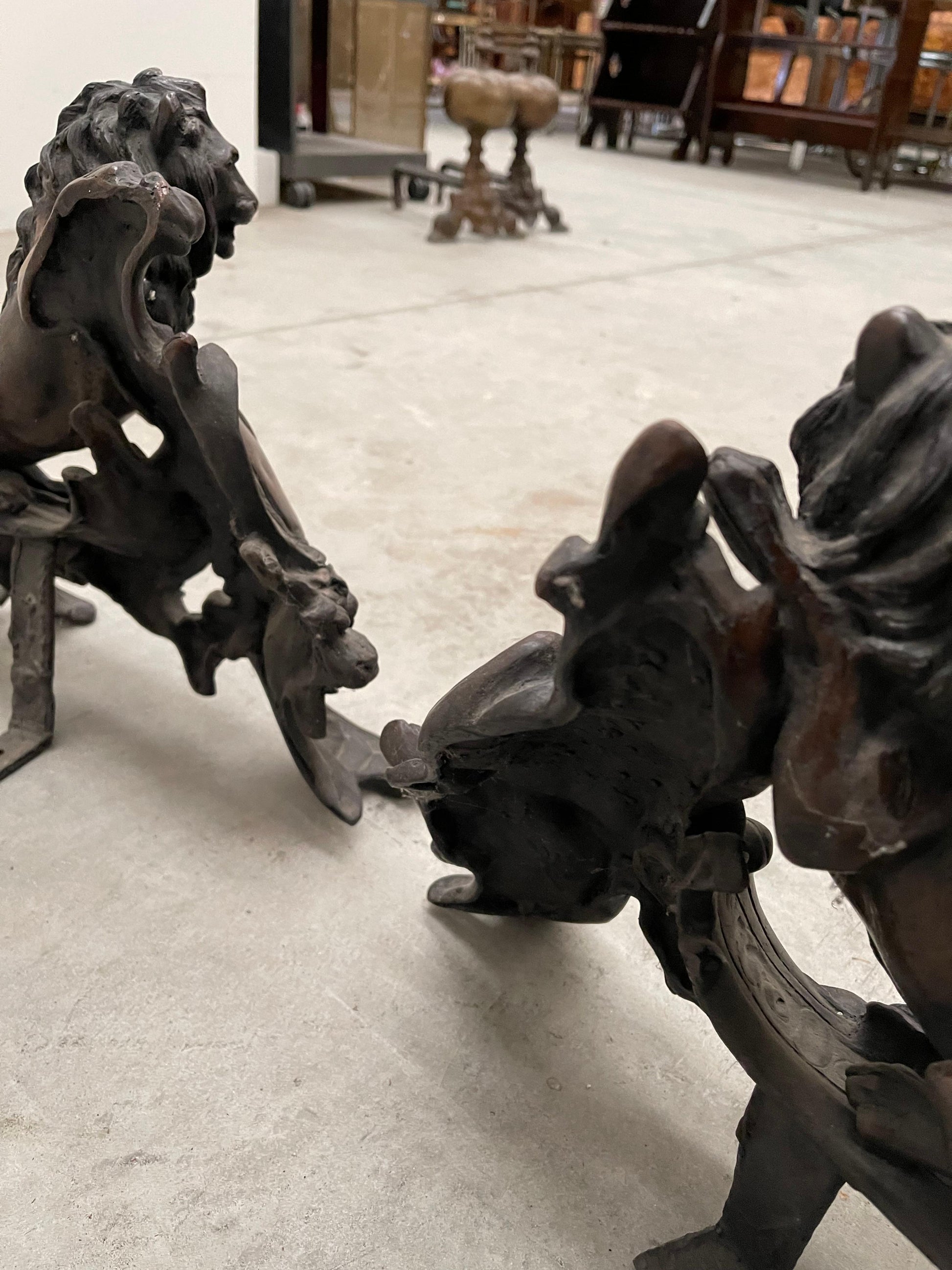 Chenet en forme de lion surmontant un écusson bronze