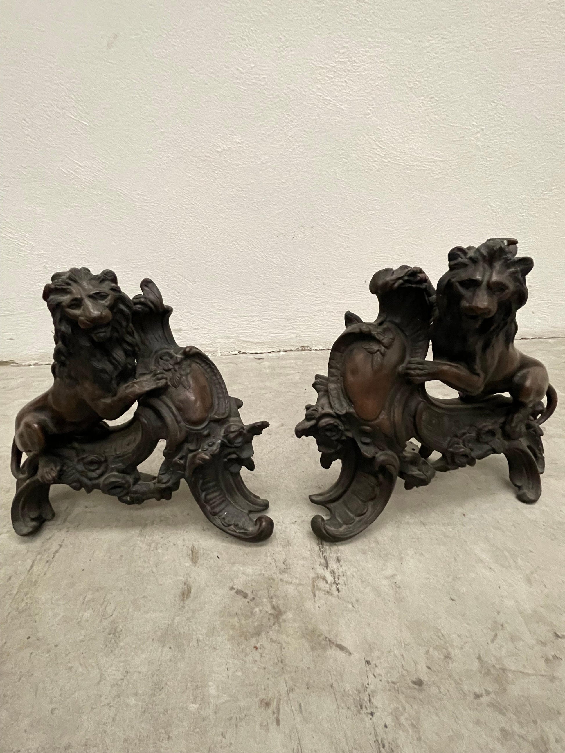 Chenet en forme de lion surmontant un écusson bronze