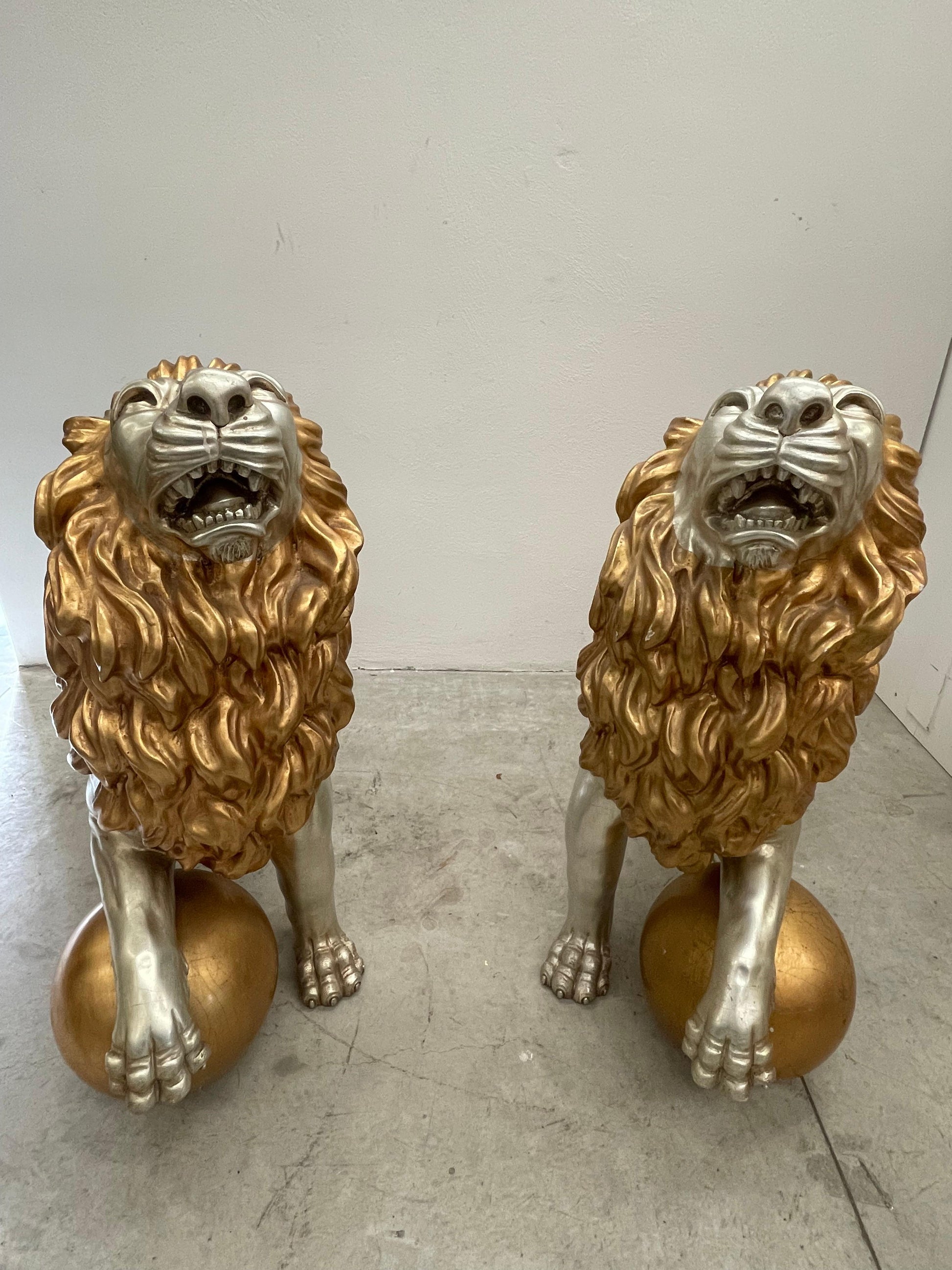 Coppia sculture leone in legno foglia oro e foglia argento