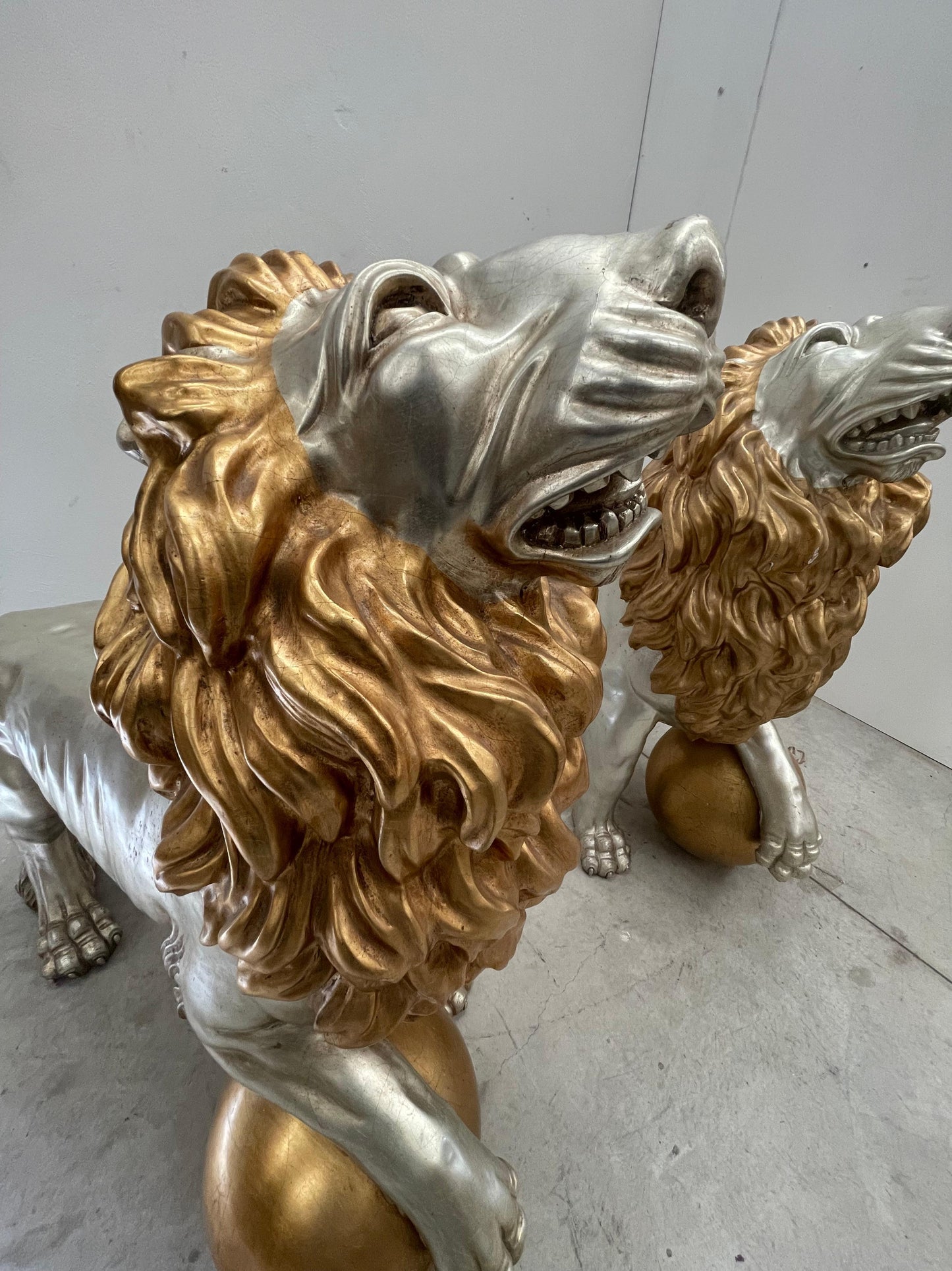 Coppia sculture leone in legno foglia oro e foglia argento