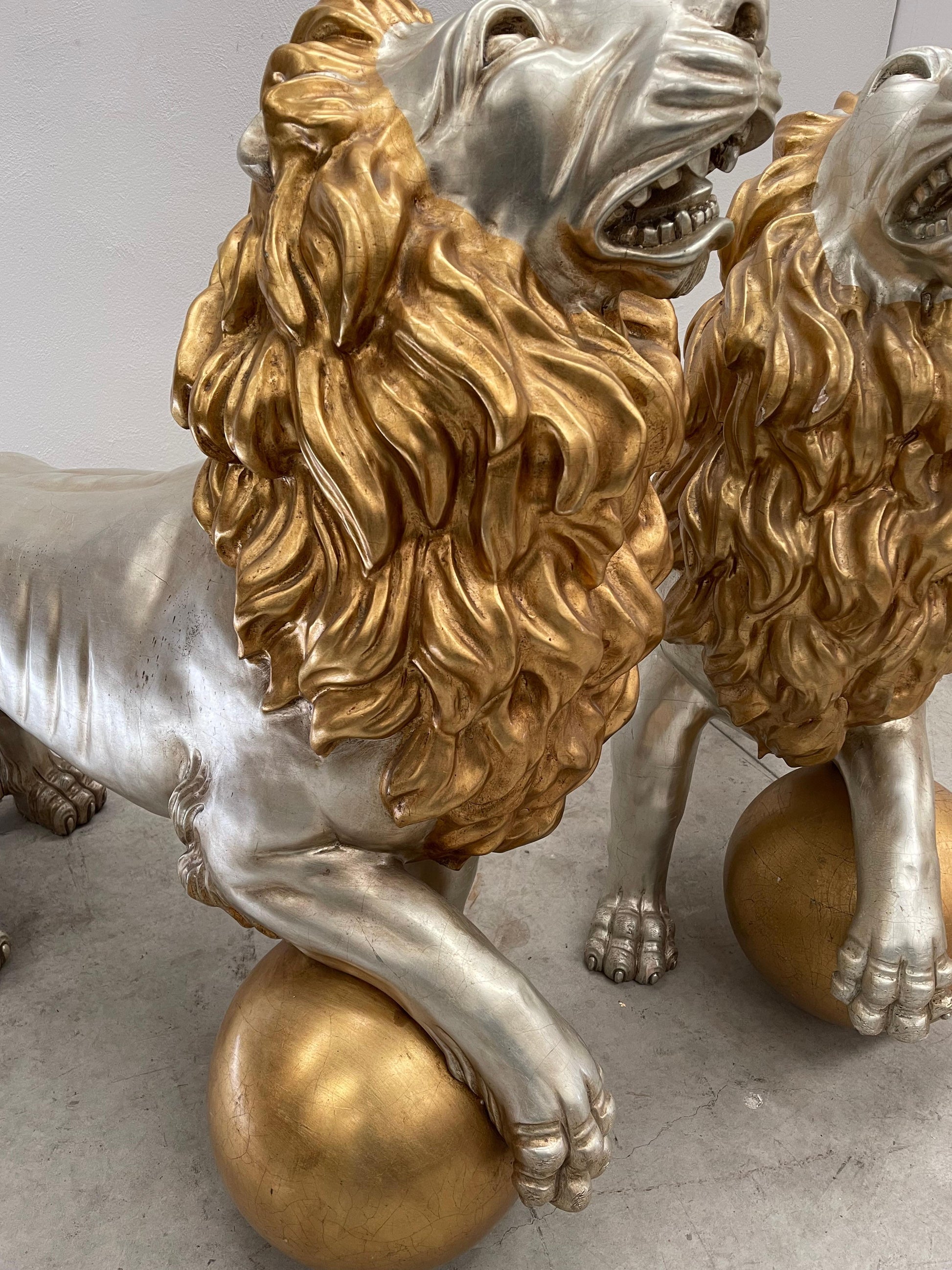 Coppia sculture leone in legno foglia oro e foglia argento