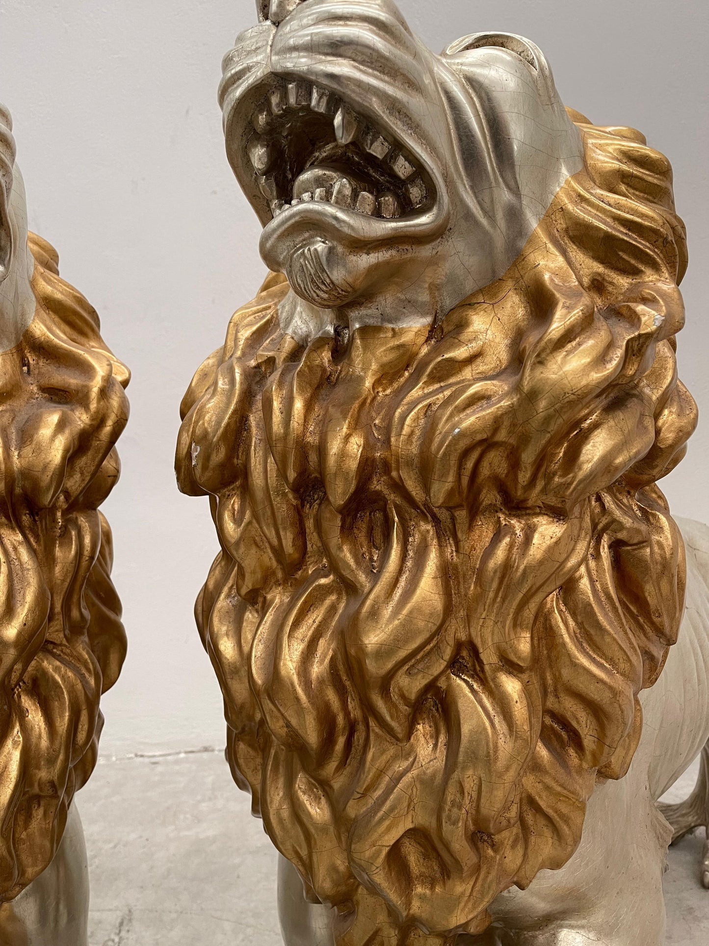 Coppia sculture leone in legno foglia oro e foglia argento