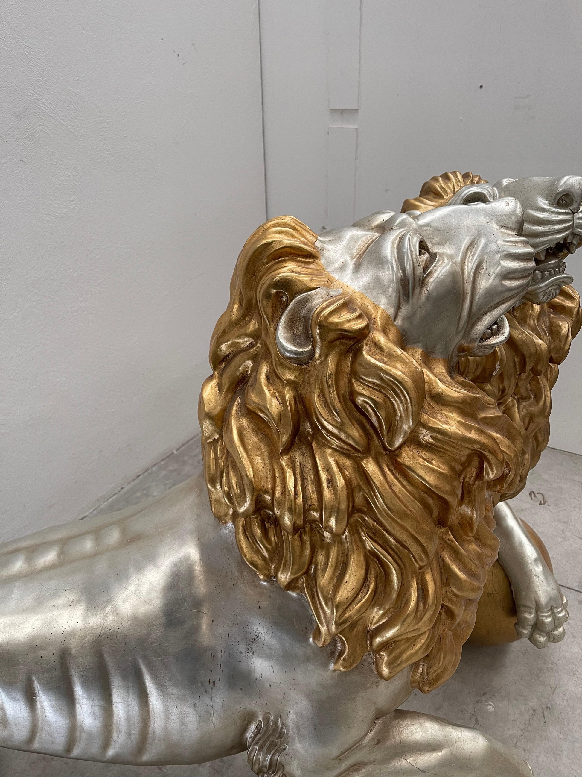 Coppia sculture leone in legno foglia oro e foglia argento