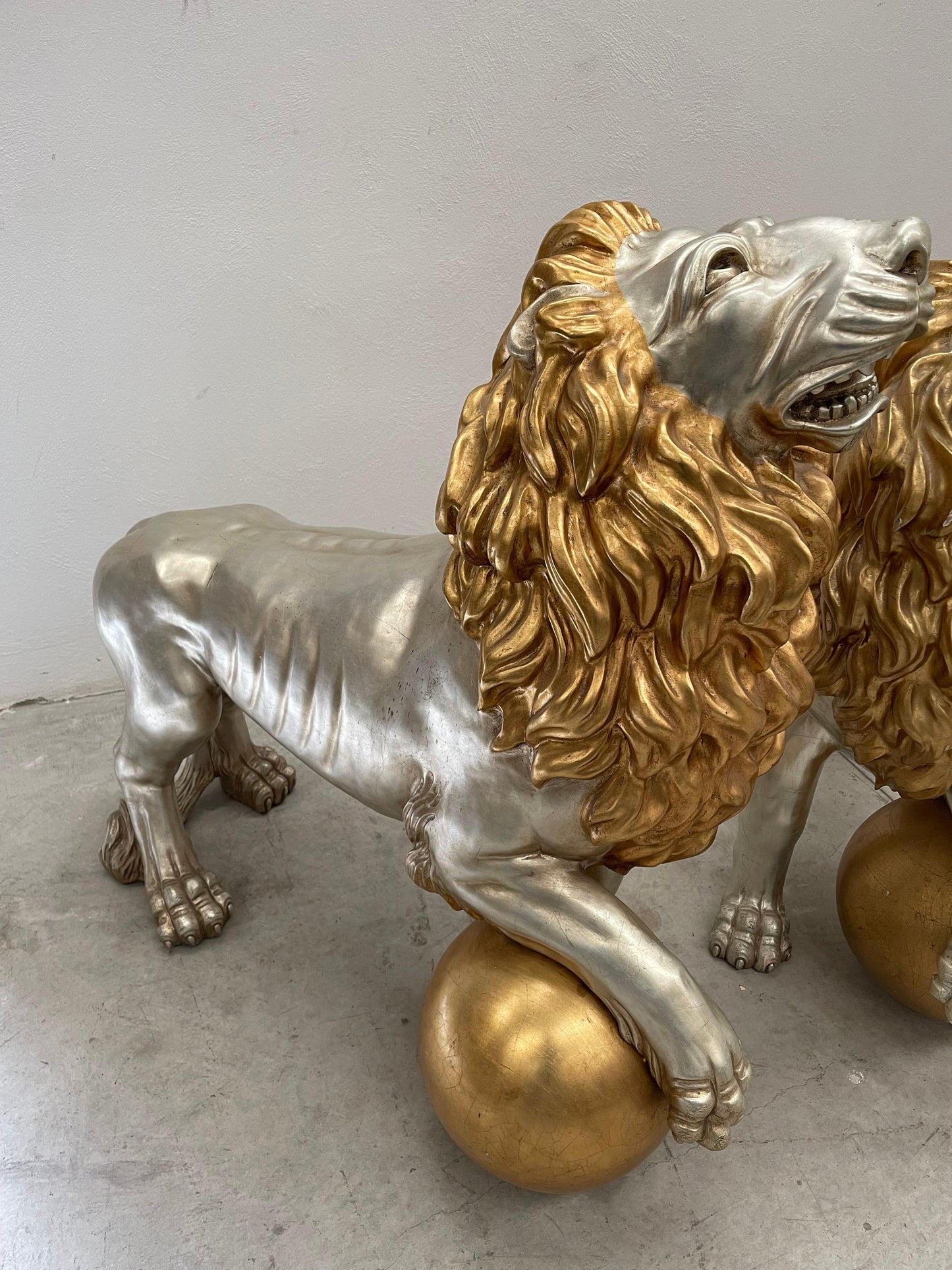 Coppia sculture leone in legno foglia oro e foglia argento