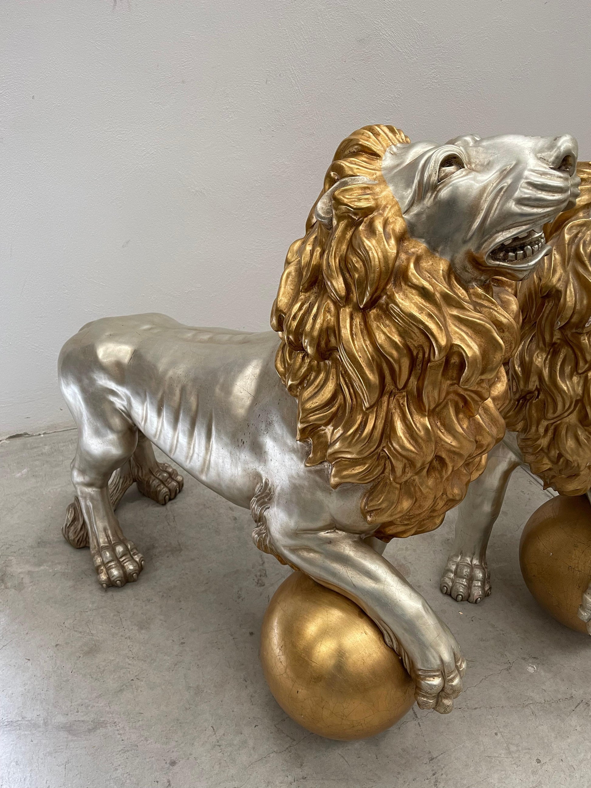 Coppia sculture leone in legno foglia oro e foglia argento