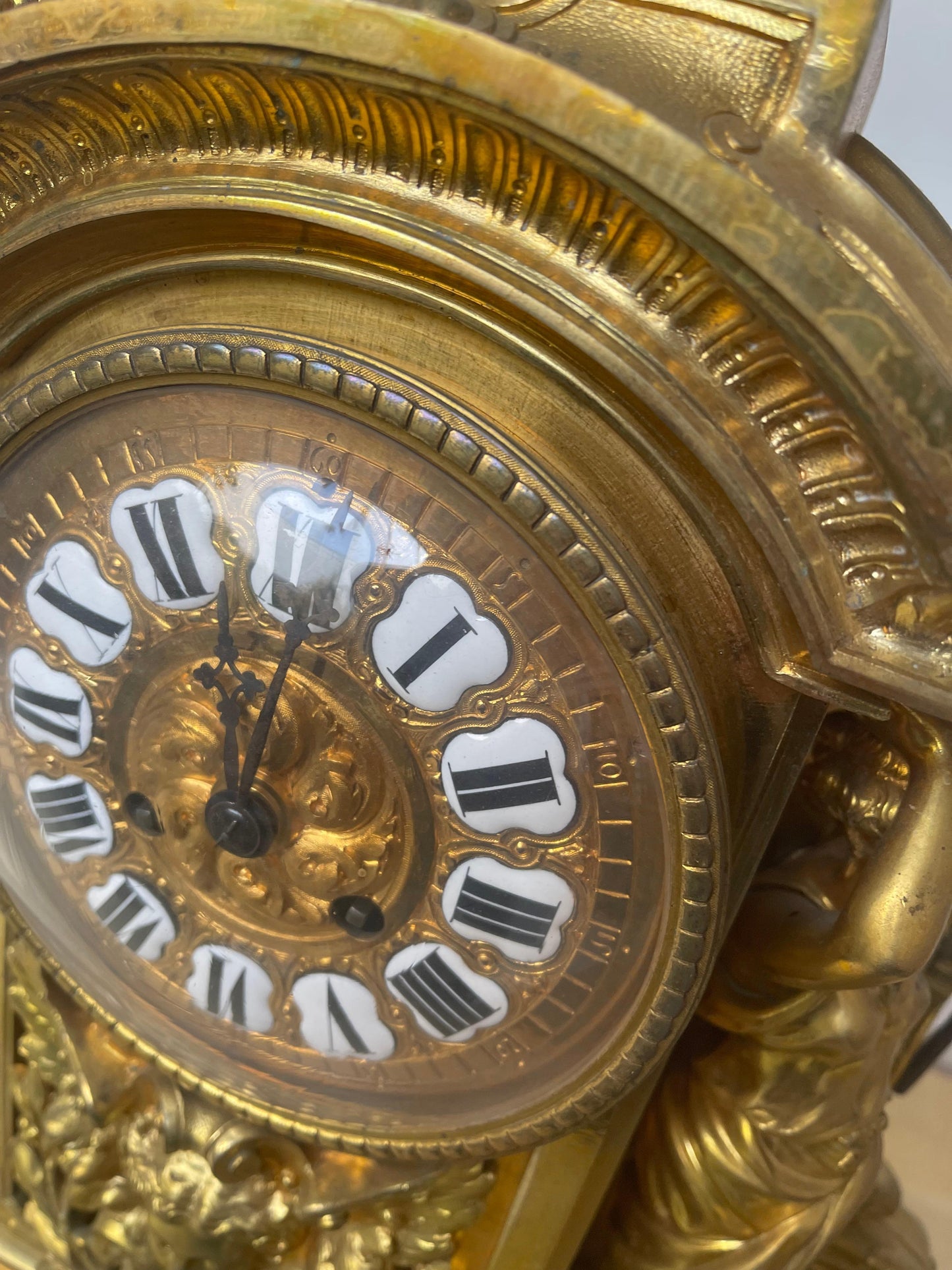 Maestozo Trix di orologio con candelabri in bronzo 800