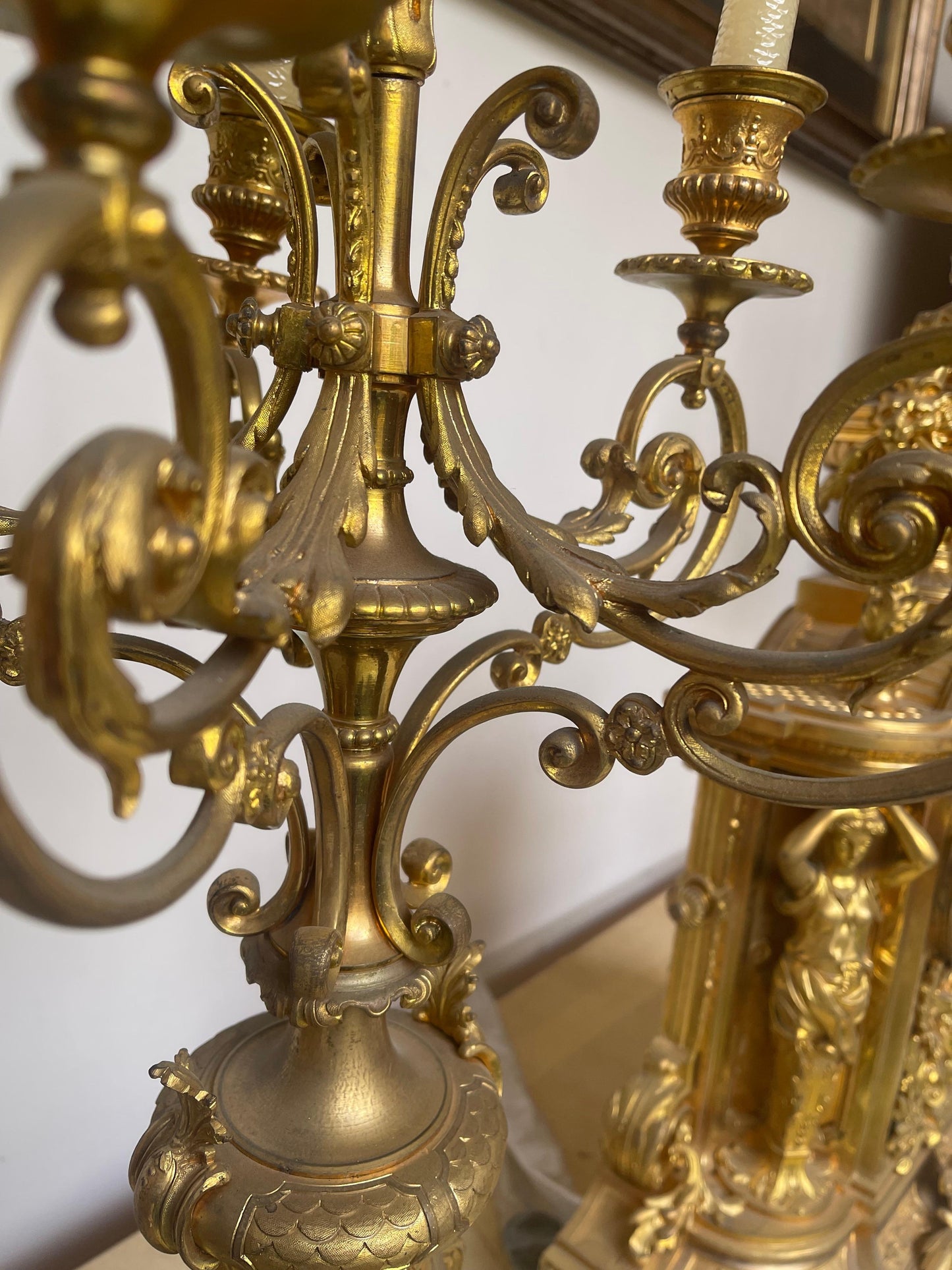 Maestozo Trix di orologio con candelabri in bronzo 800