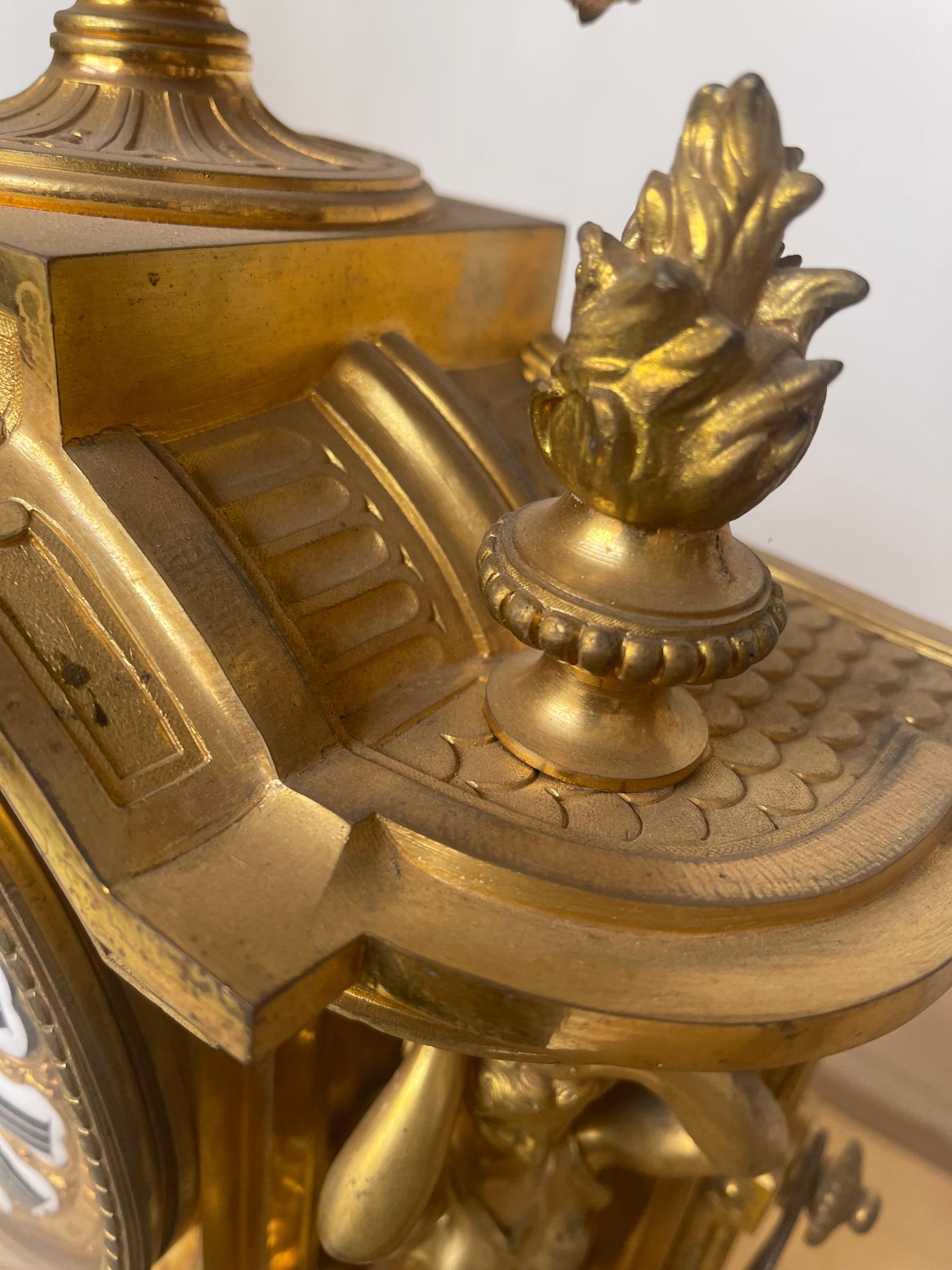 Maestozo Trix di orologio con candelabri in bronzo 800