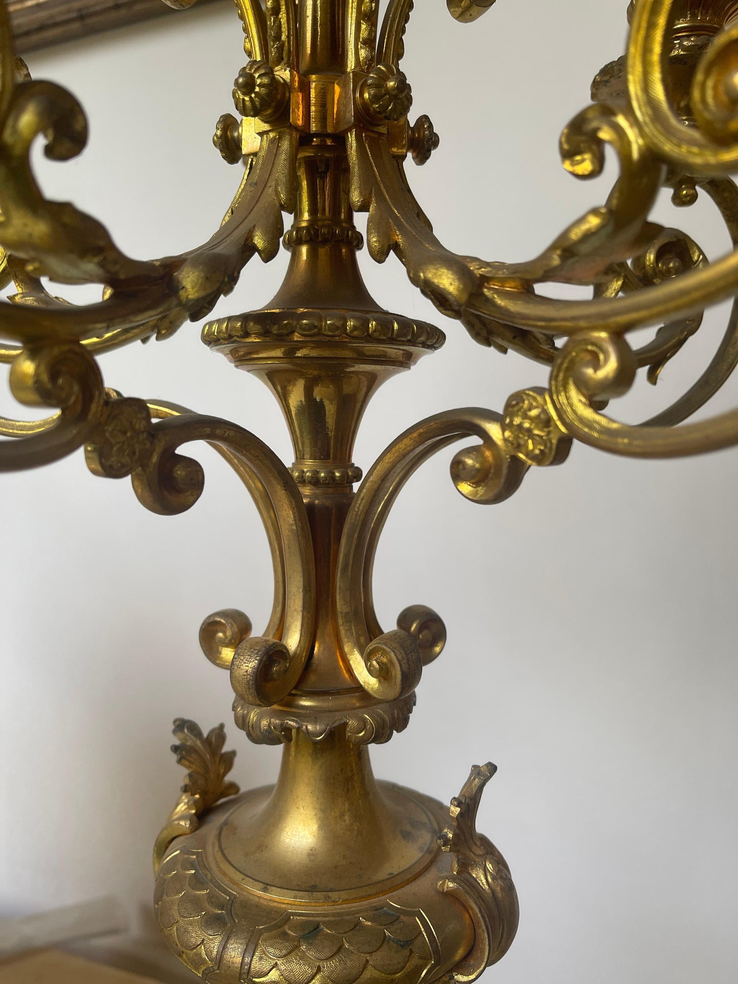 Maestozo Trix di orologio con candelabri in bronzo 800