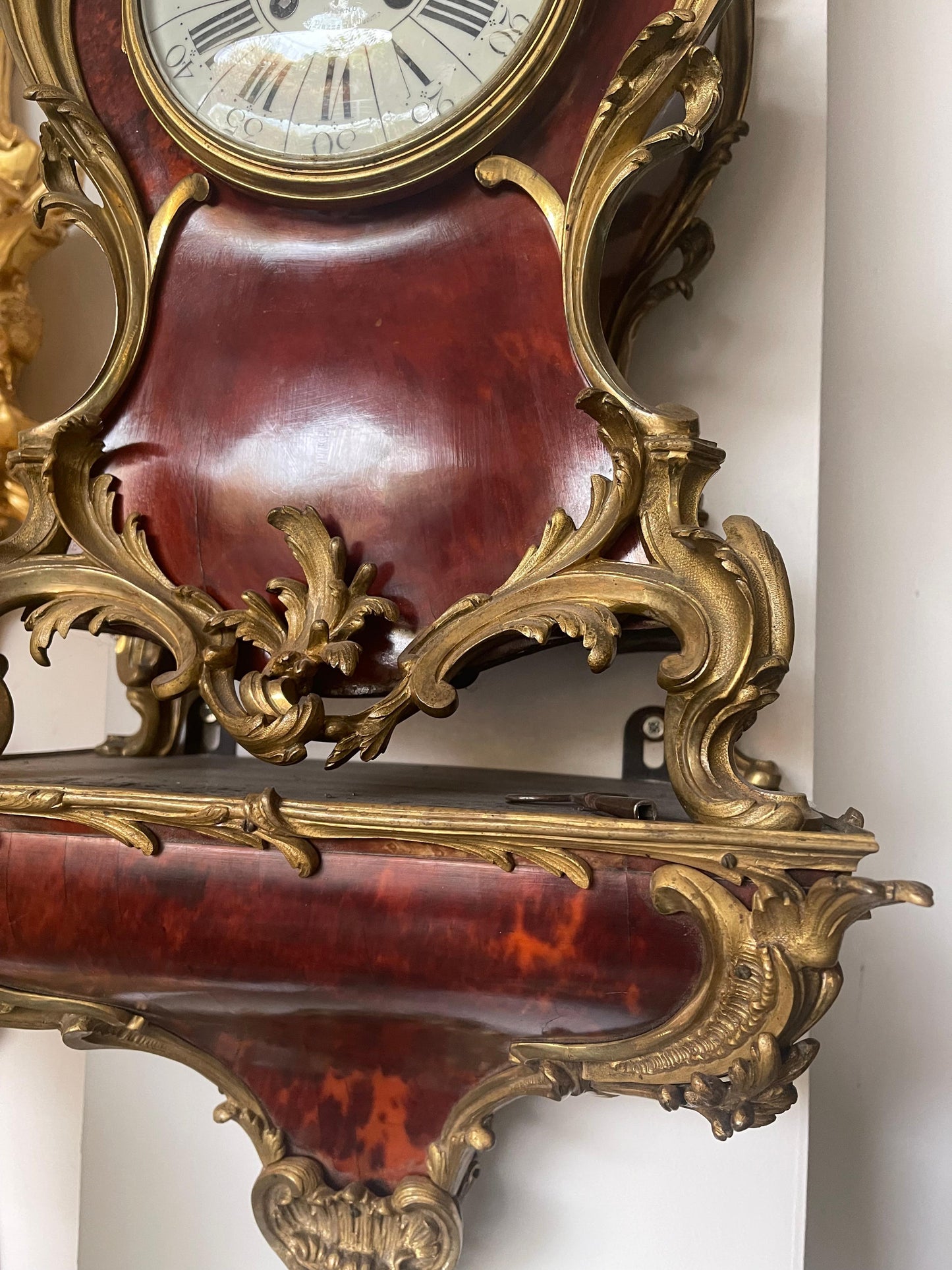 Orologio antico Luigi XV da console in lacca effetto tartaruga e bronzo dorato