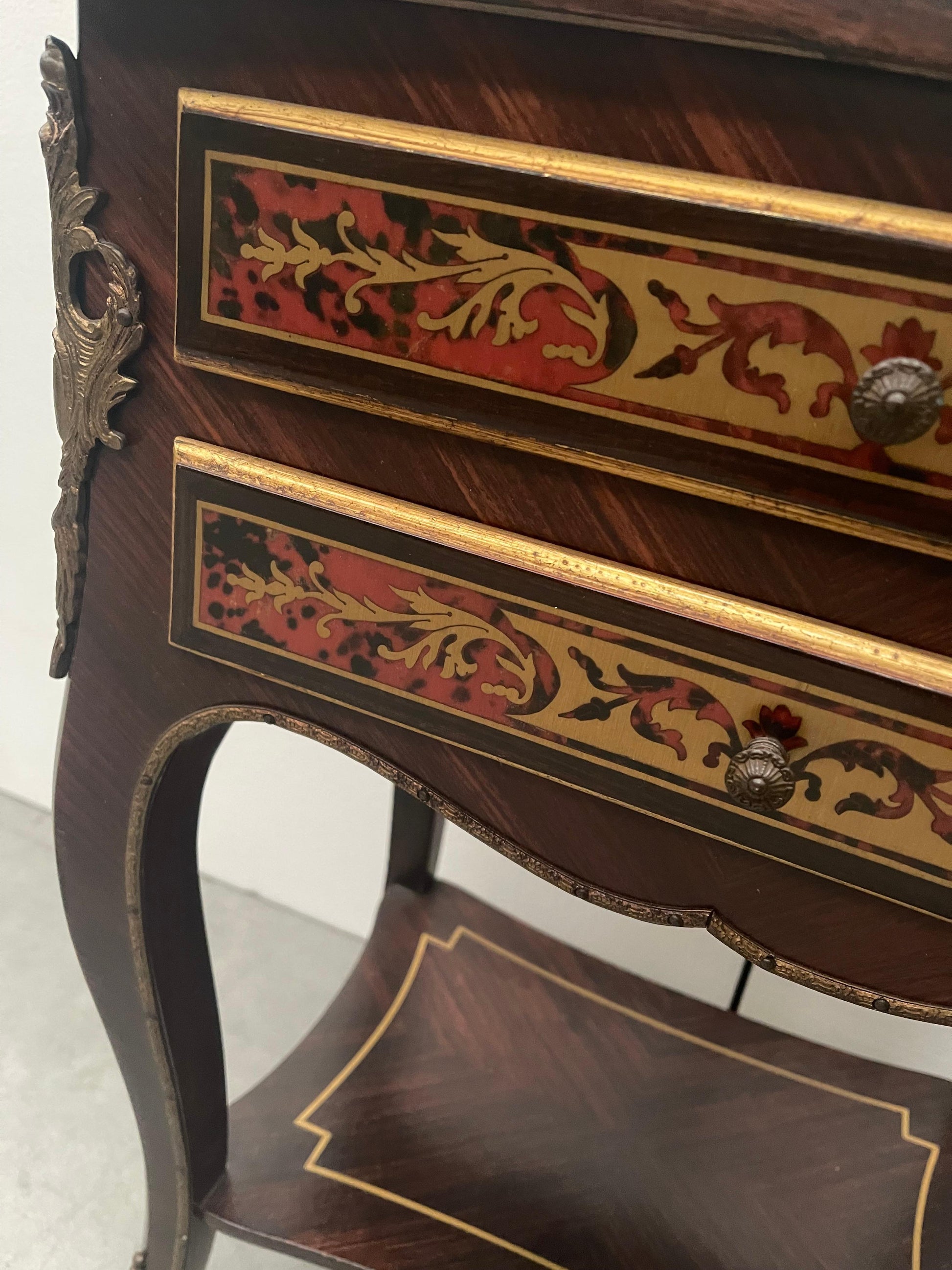 Tavolino da lavoro Luigi XV lastronato in Palissandro ed in bois rose