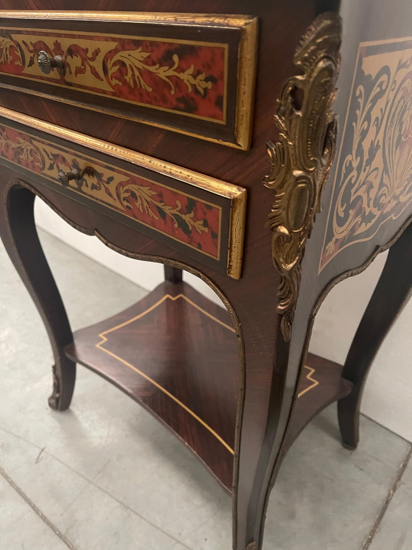 Tavolino da lavoro Luigi XV lastronato in Palissandro ed in bois rose