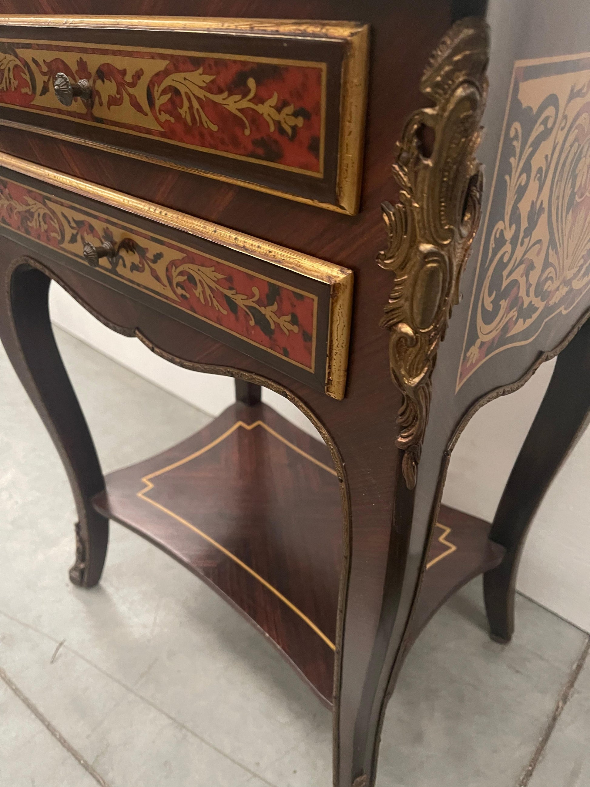 Tavolino da lavoro Luigi XV lastronato in Palissandro ed in bois rose