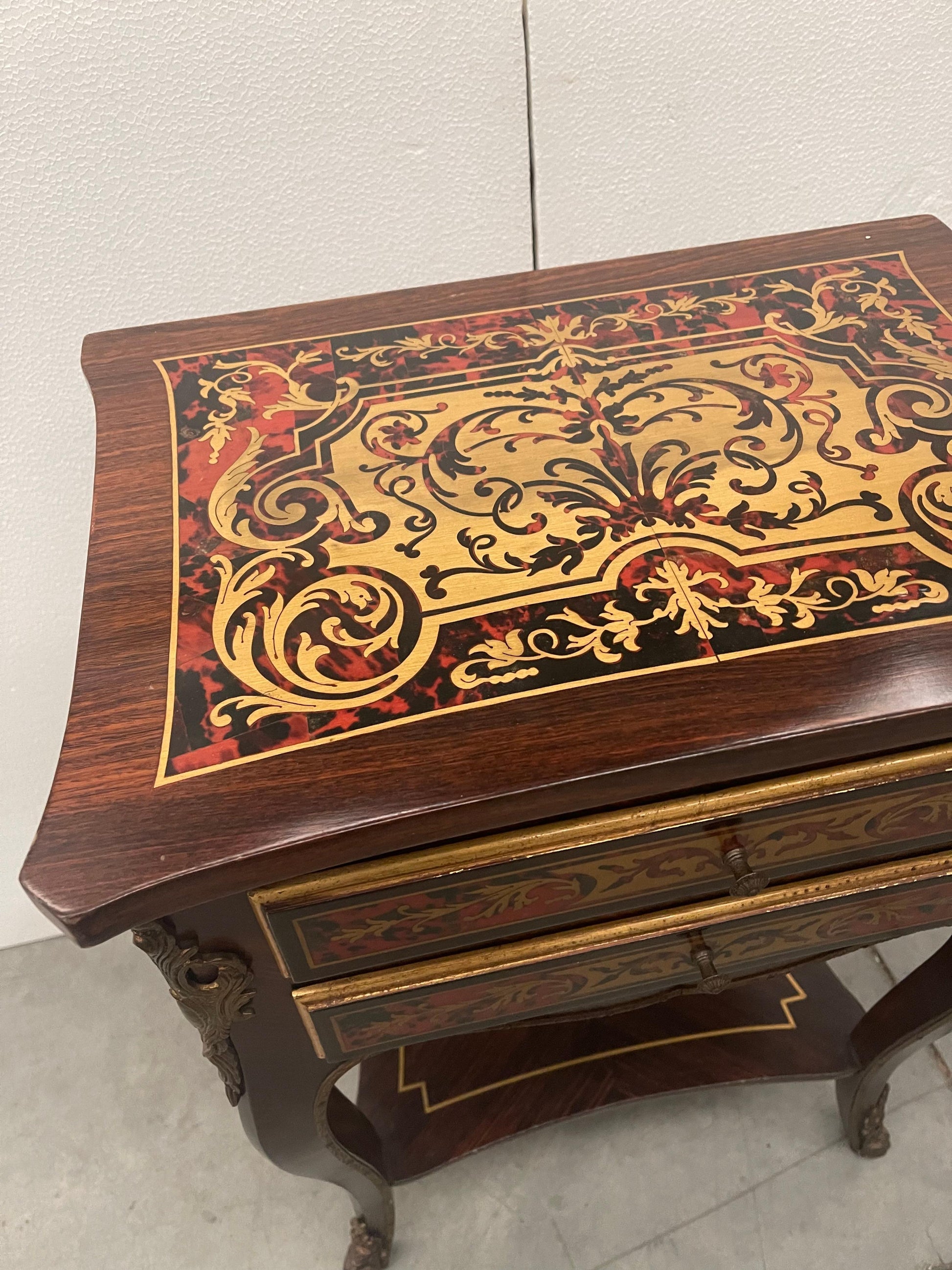 Tavolino da lavoro Luigi XV lastronato in Palissandro ed in bois rose