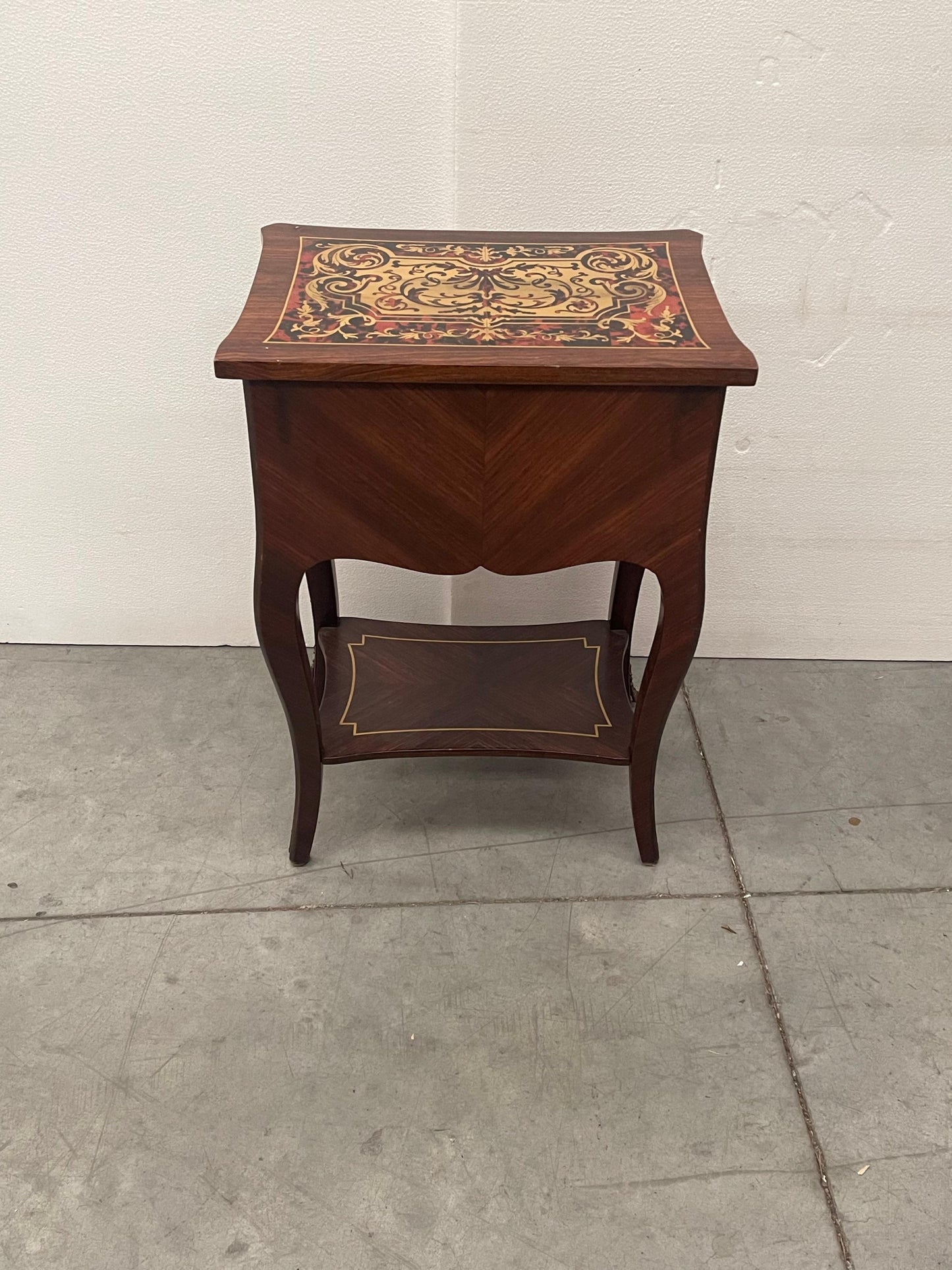 Tavolino da lavoro Luigi XV lastronato in Palissandro ed in bois rose