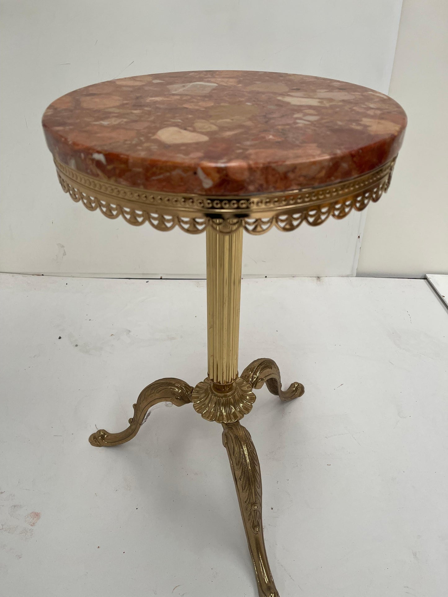 Tavolino da caffè rotondo vintage francese in marmo e ottone