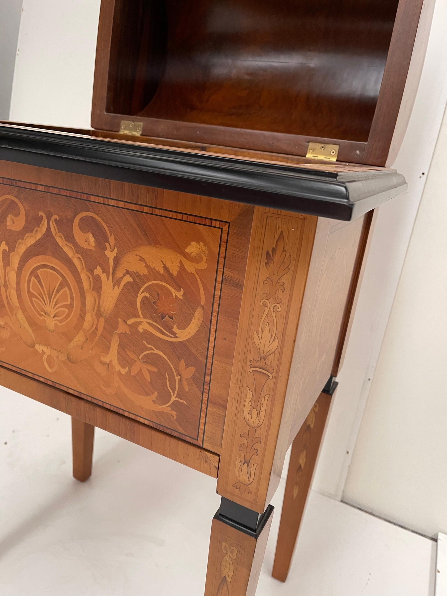 Art Nouveau Bar for sale in legno