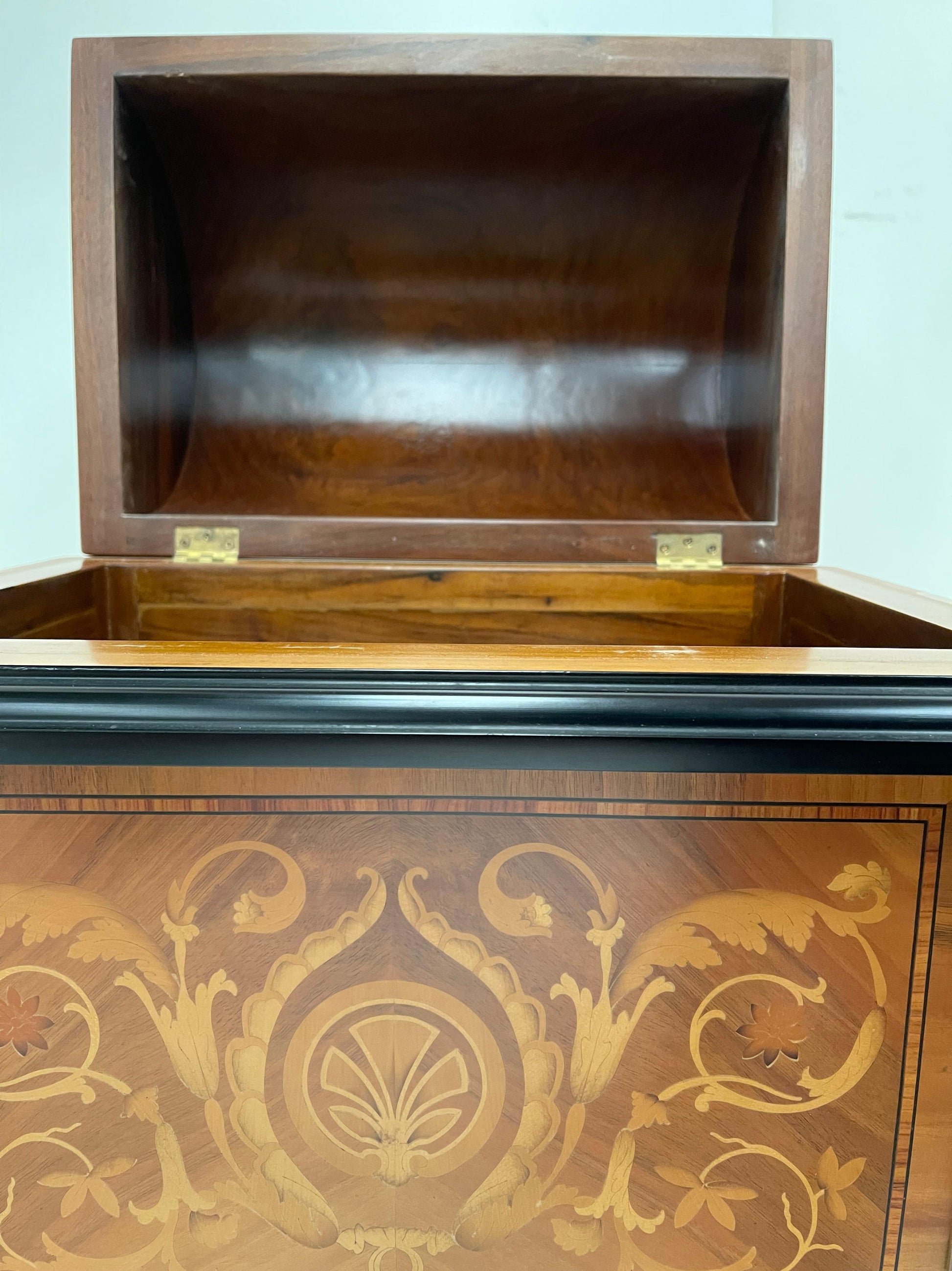 Art Nouveau Bar for sale in legno