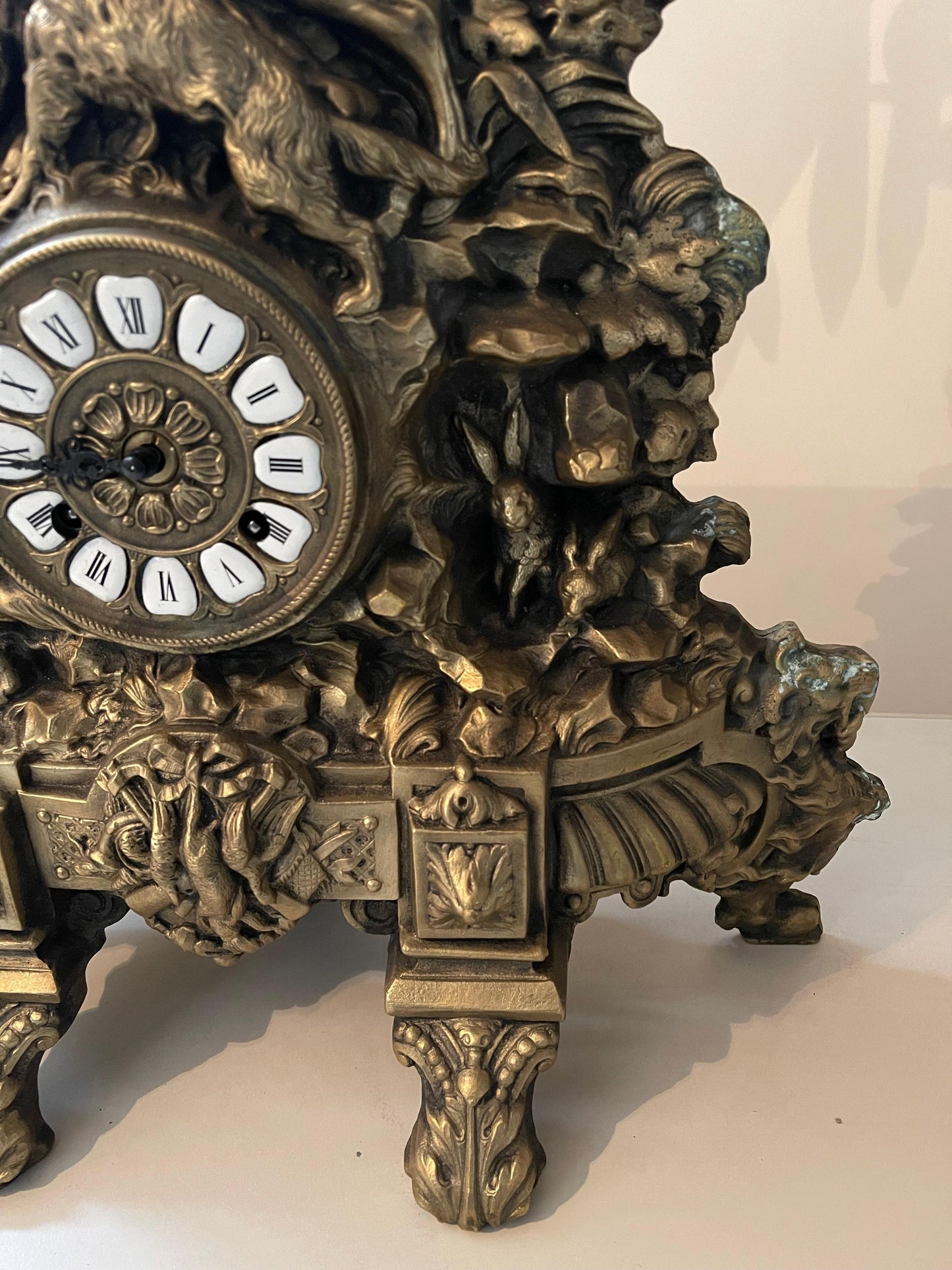Orologio in bronzo raffigurante moschettiere con cavallo e cane