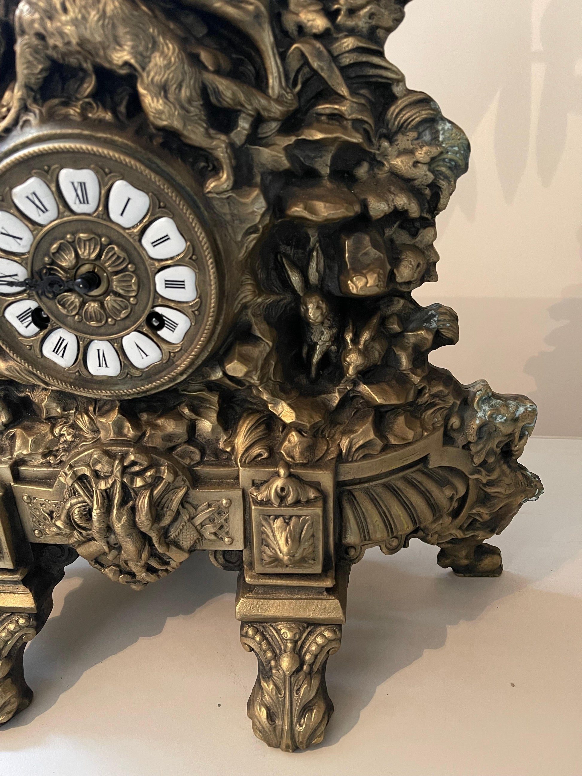 Orologio in bronzo raffigurante moschettiere con cavallo e cane