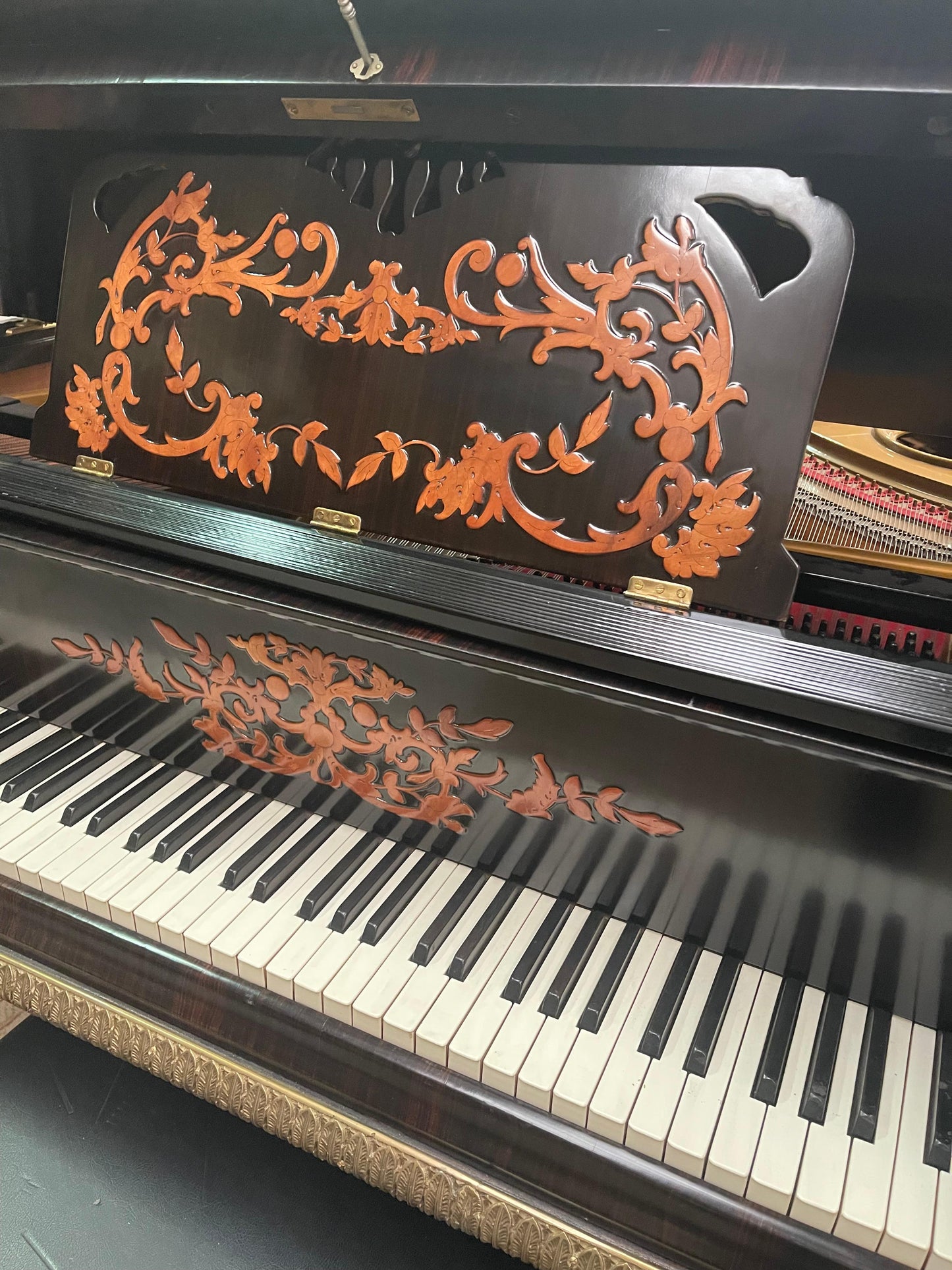 Pianoforte tedesco con preziosi legni di frutta e intagli 1930