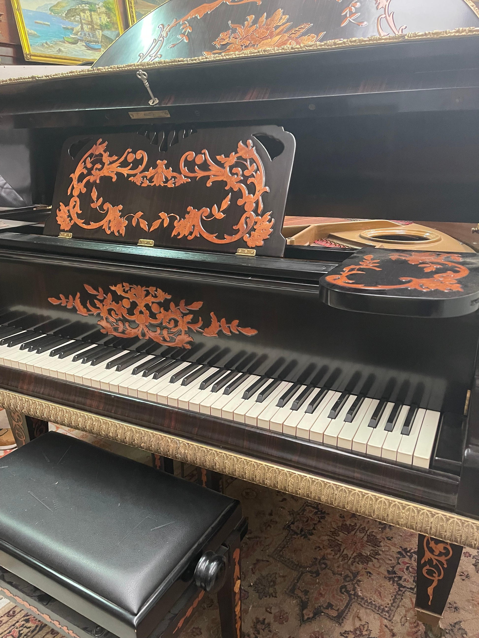 Pianoforte tedesco con preziosi legni di frutta e intagli 1930