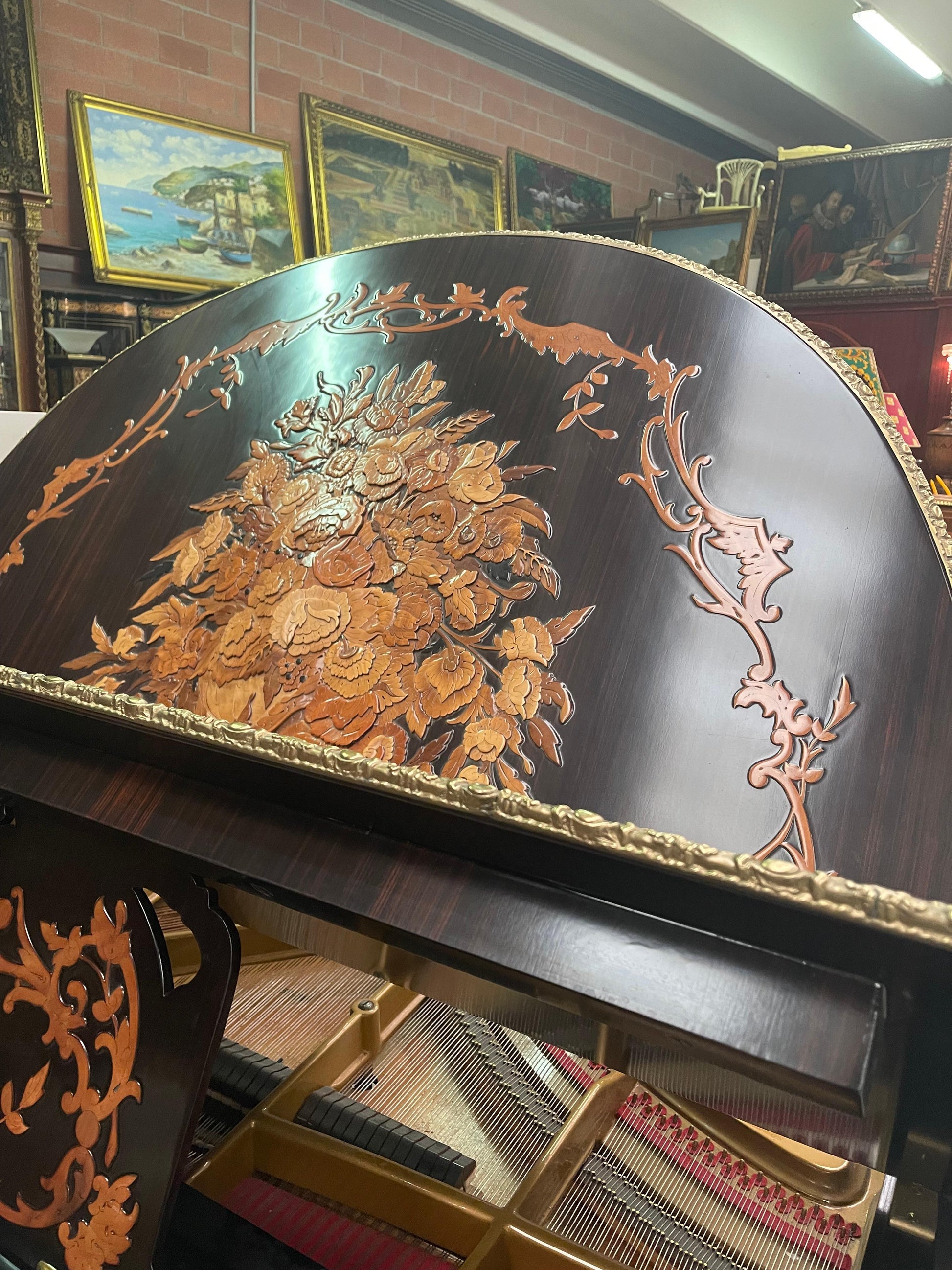 Pianoforte tedesco con preziosi legni di frutta e intagli 1930