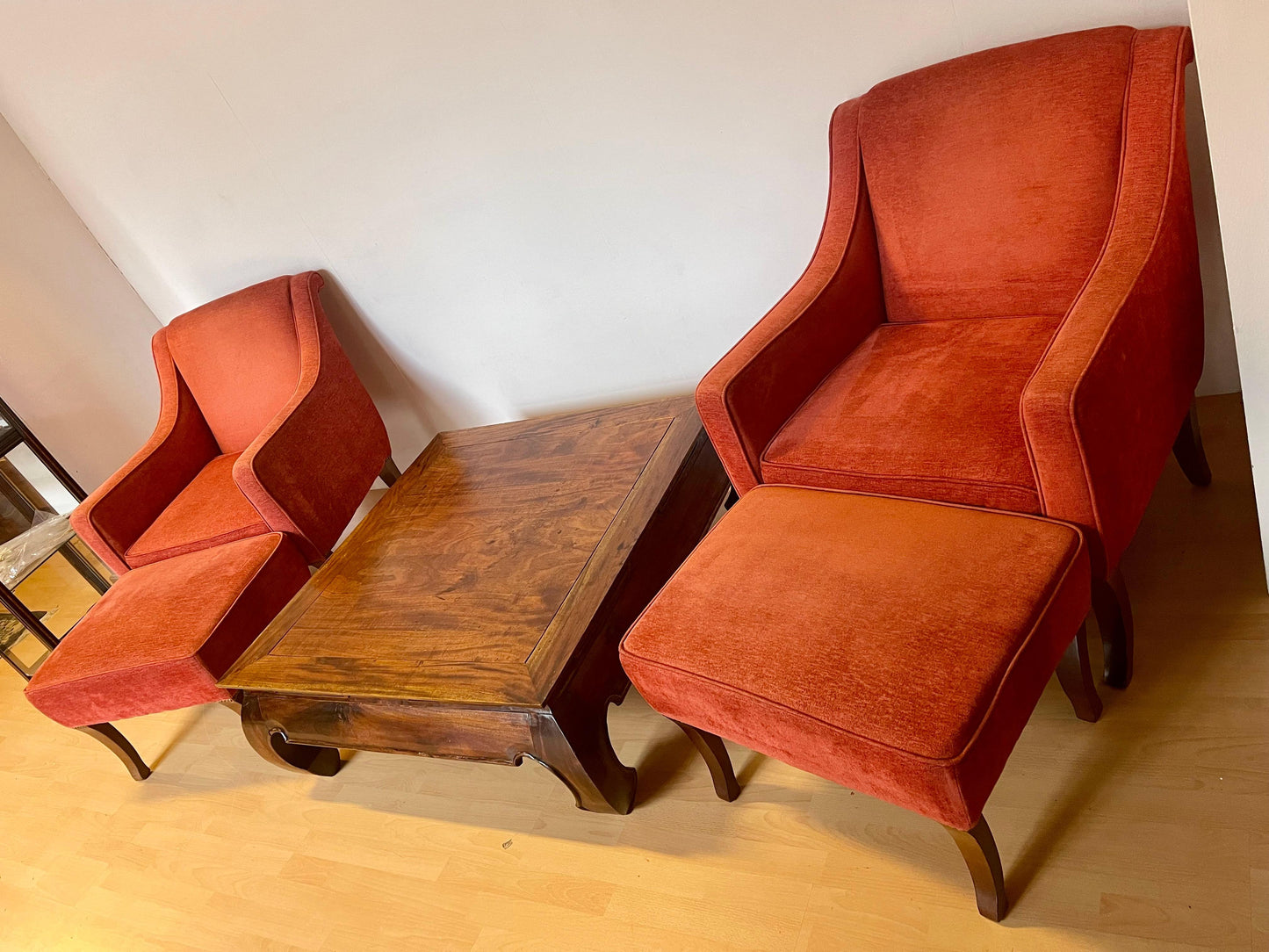 Set due poltrono velluto rosso e tavolo basso in legno italian anni '98