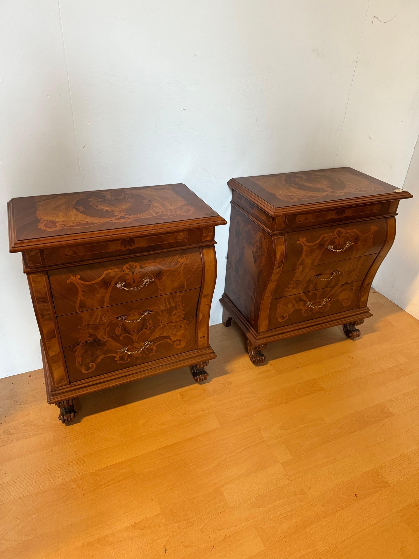 Coppia di comodini italiano in legno radica intarsiato anni 90