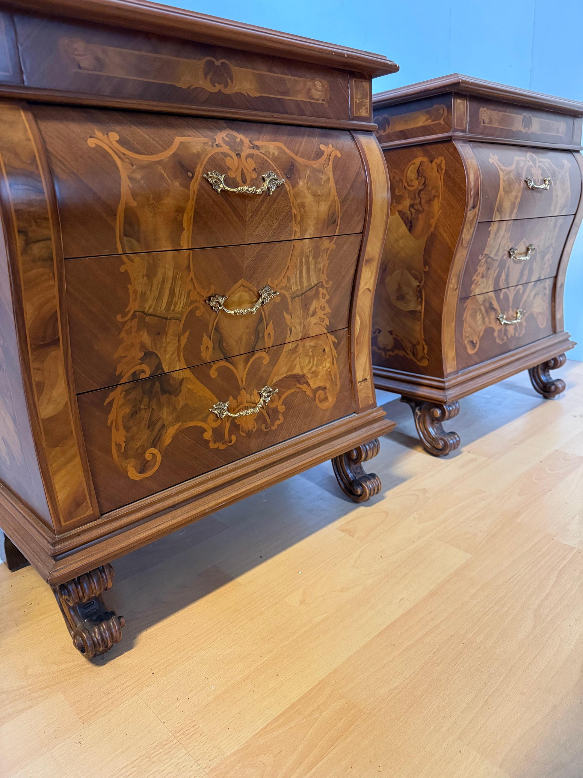 Coppia di comodini italiano in legno radica intarsiato anni 90