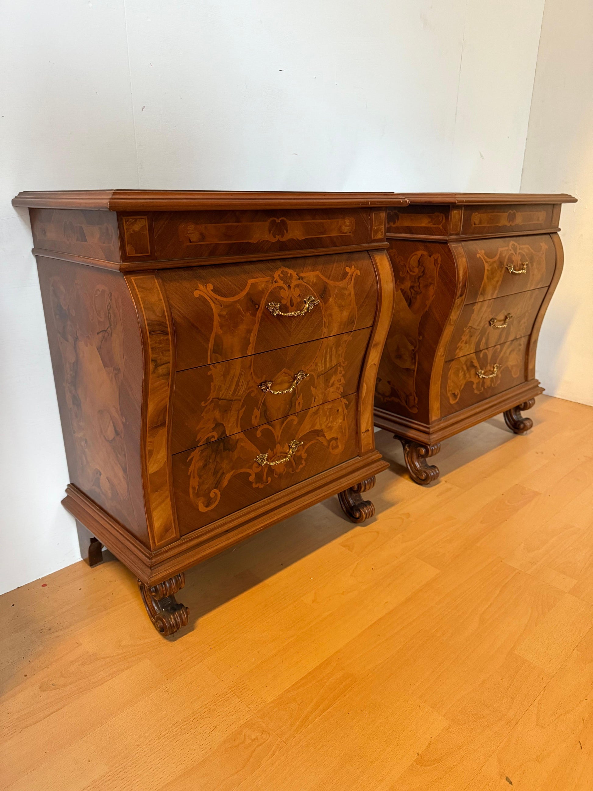 Coppia di comodini italiano in legno radica intarsiato anni 90