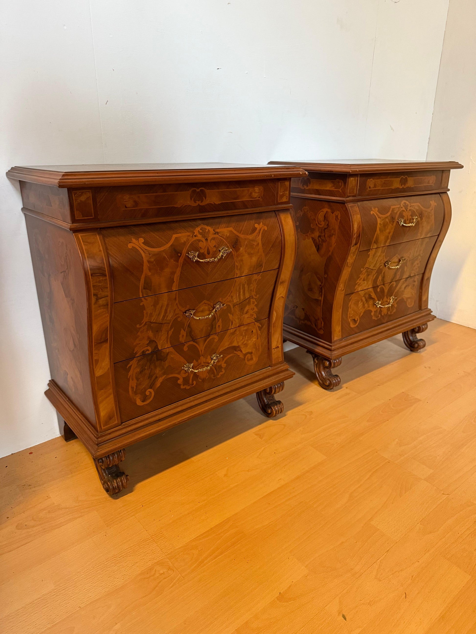 Coppia di comodini italiano in legno radica intarsiato anni 90