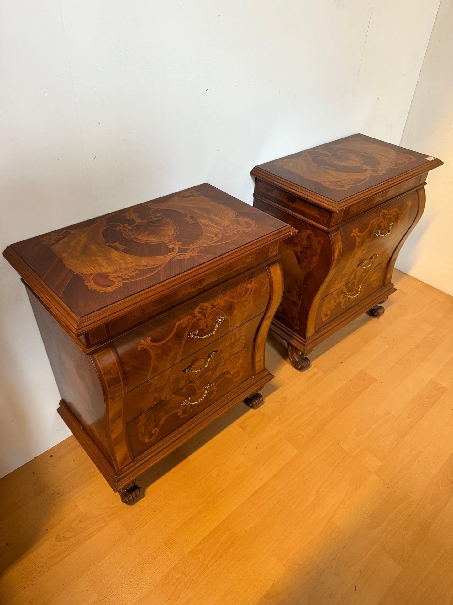 Coppia di comodini italiano in legno radica intarsiato anni 90