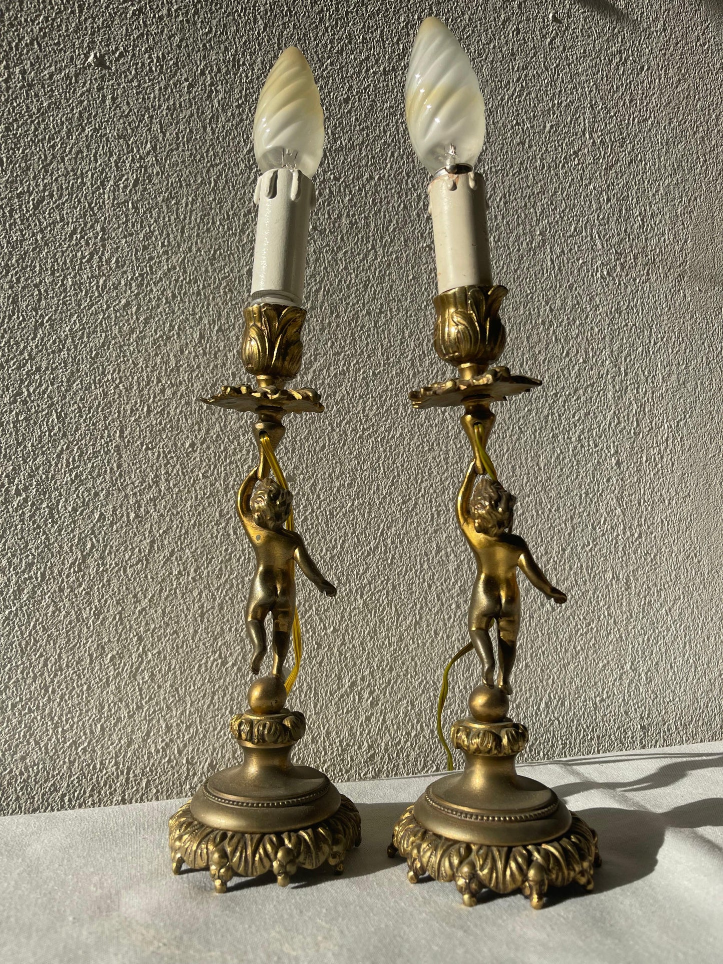 Coppia di candeliere putti francese in bronzo anni '80 con due faretti