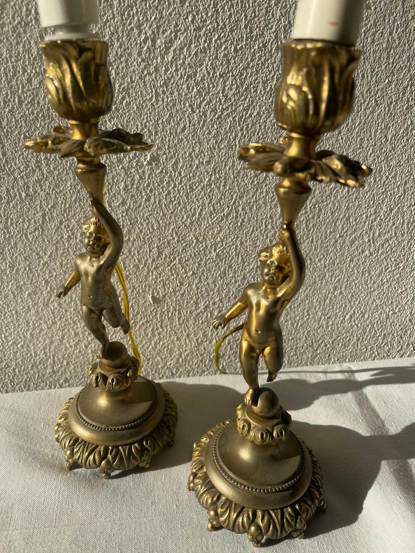 Coppia di candeliere putti francese in bronzo anni '80 con due faretti