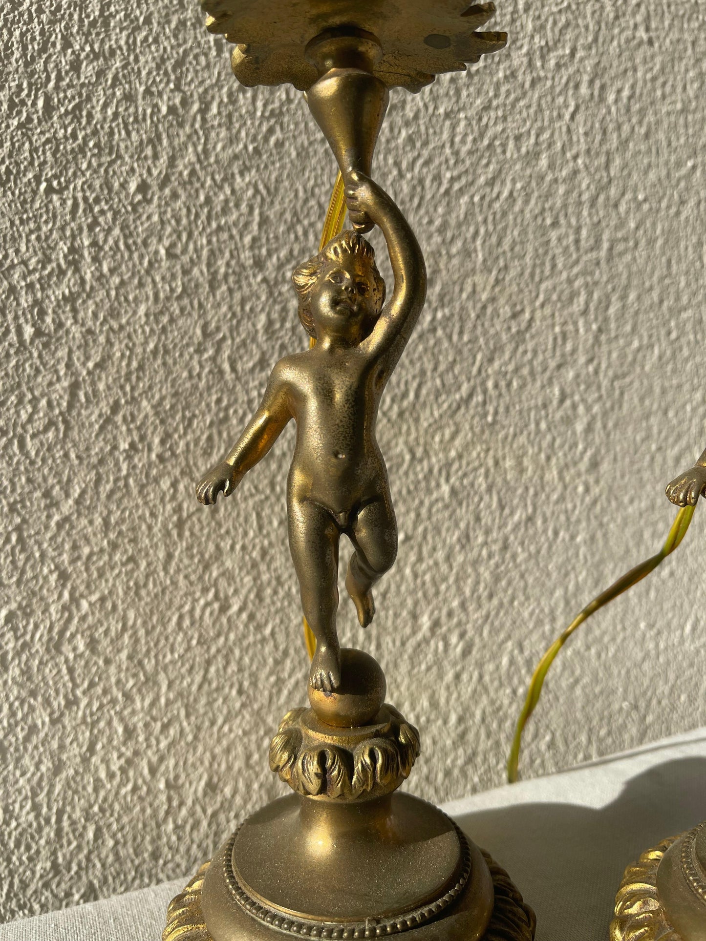 Coppia di candeliere putti francese in bronzo anni '80 con due faretti